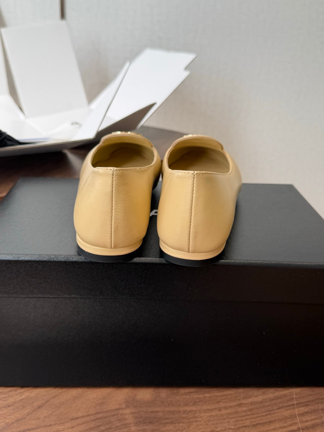 CC Logo Turn-Lock Moccasins Beige Sheepskin 963250