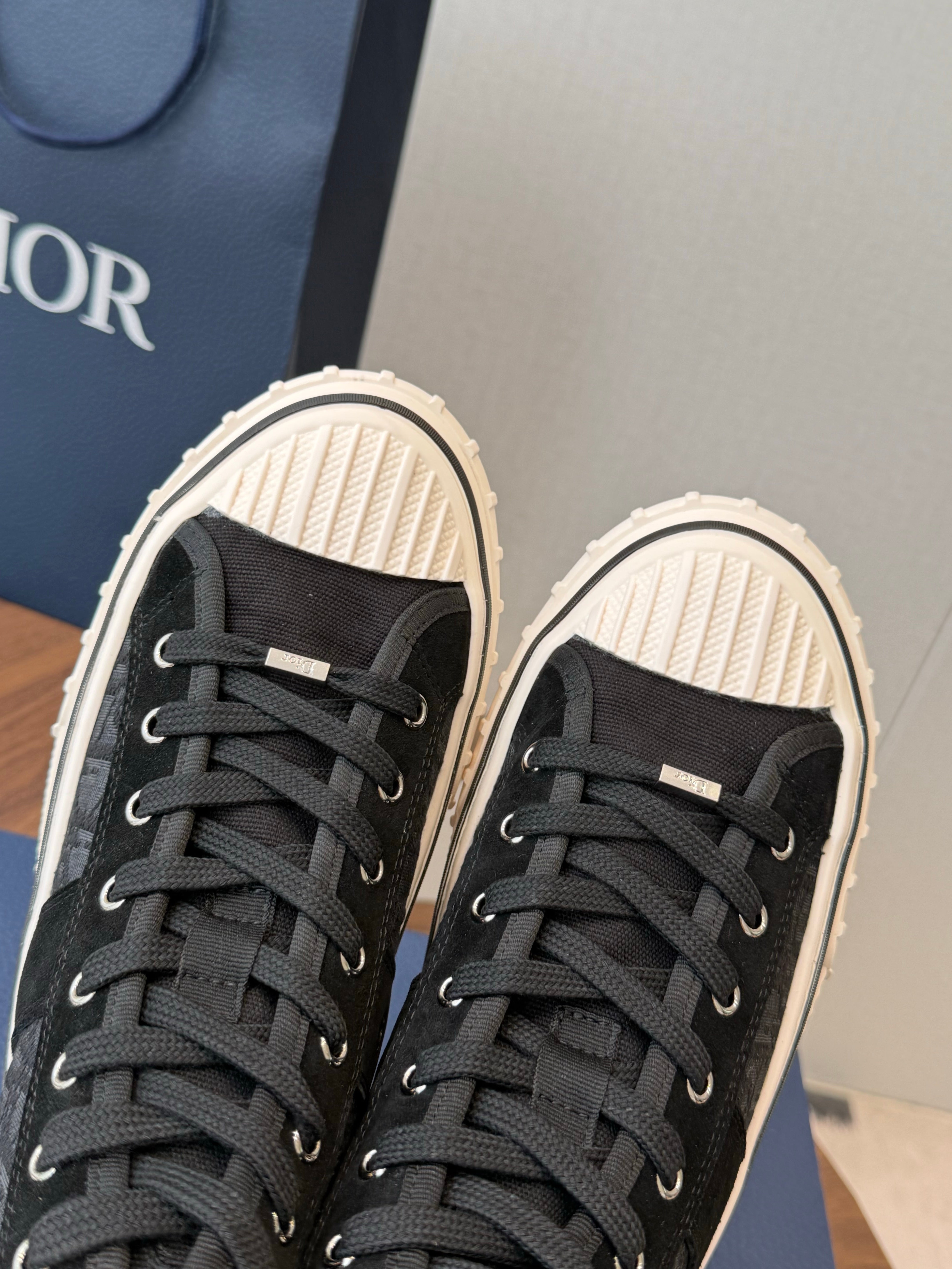 CD 26s Hooper Hight-Top Sneaker Black Canvas 940261