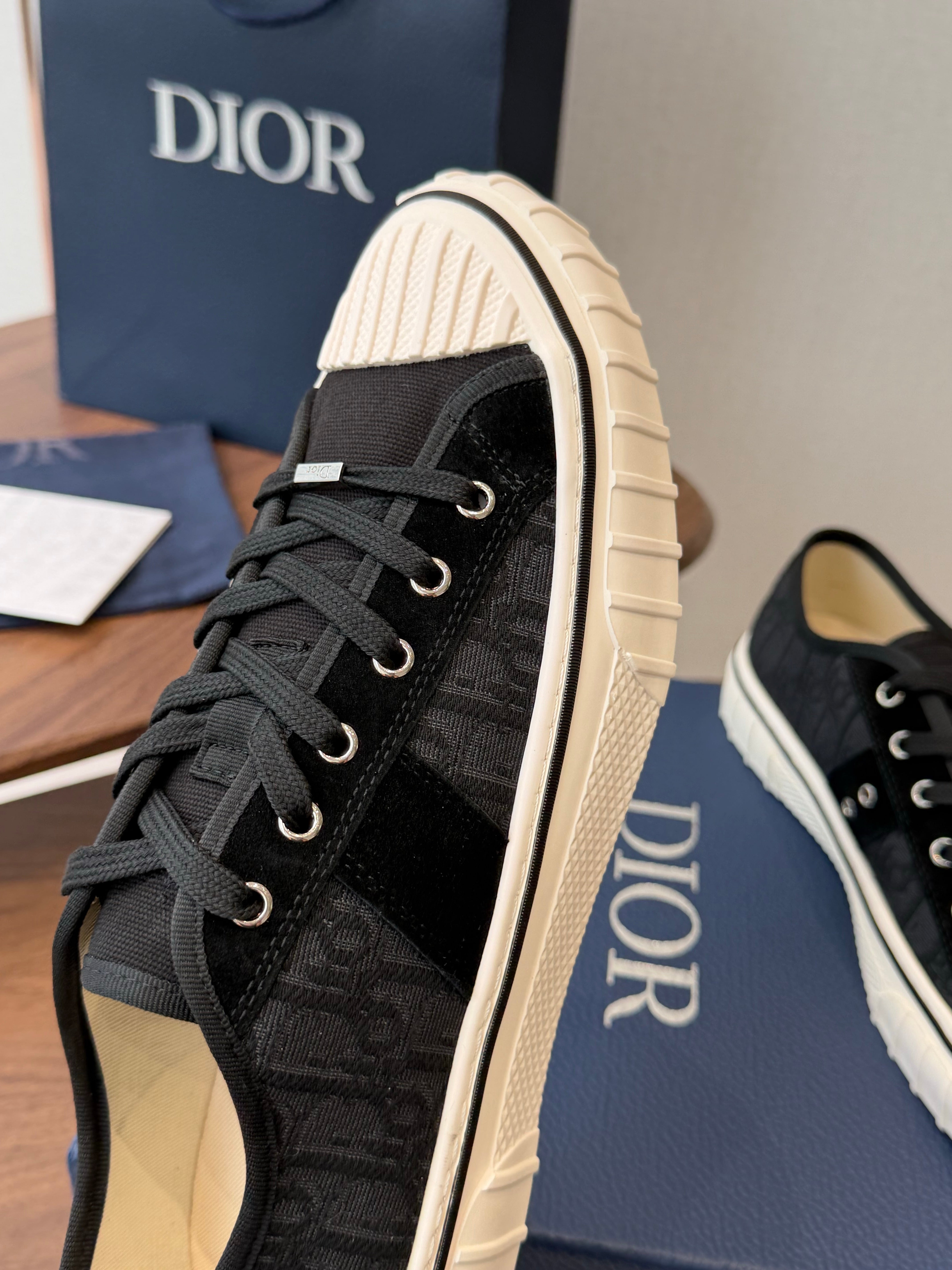 CD 26s Hooper Low-Top Sneaker Black Canvas 940265