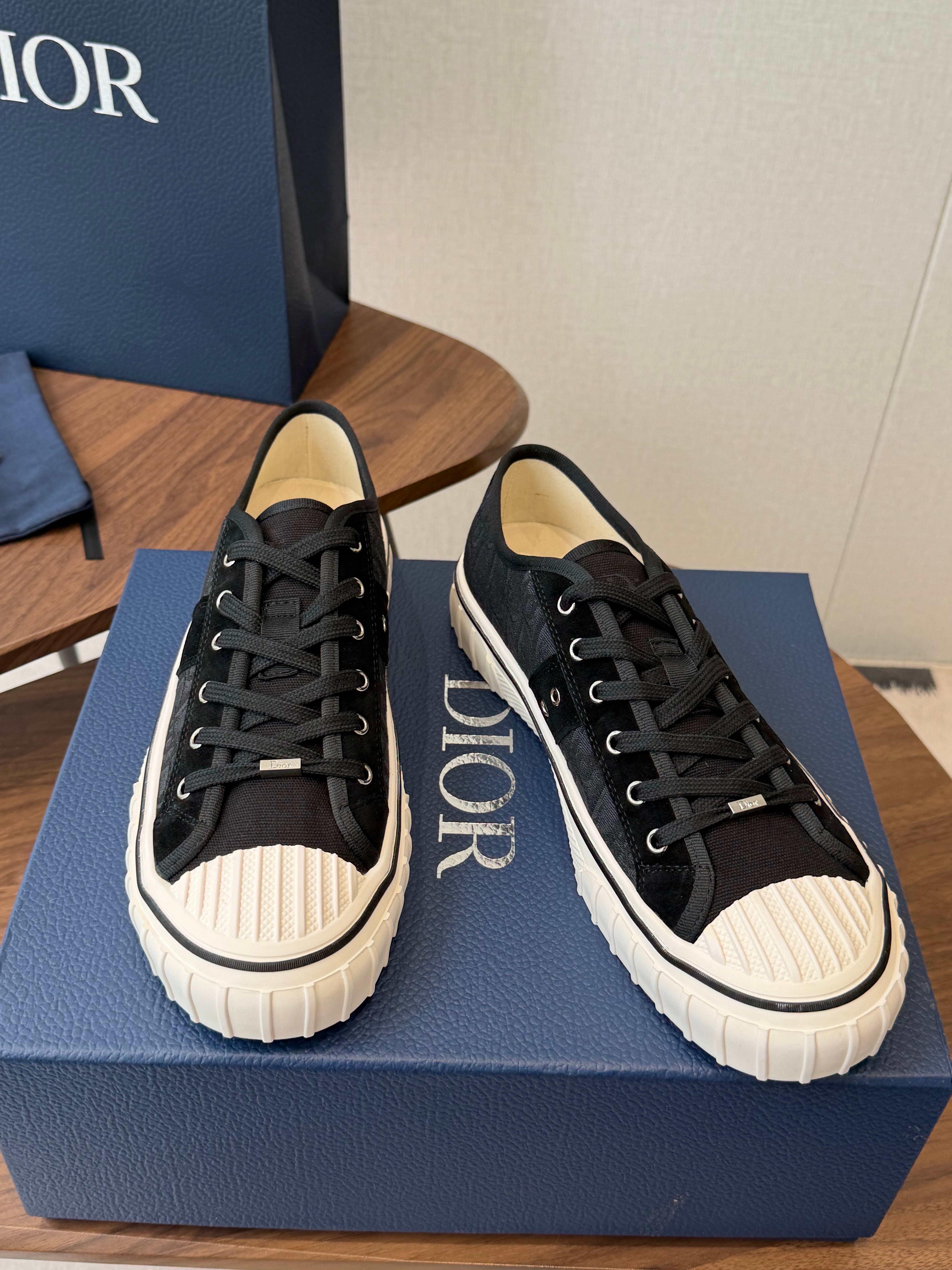 CD 26s Hooper Low-Top Sneaker Black Canvas 940265