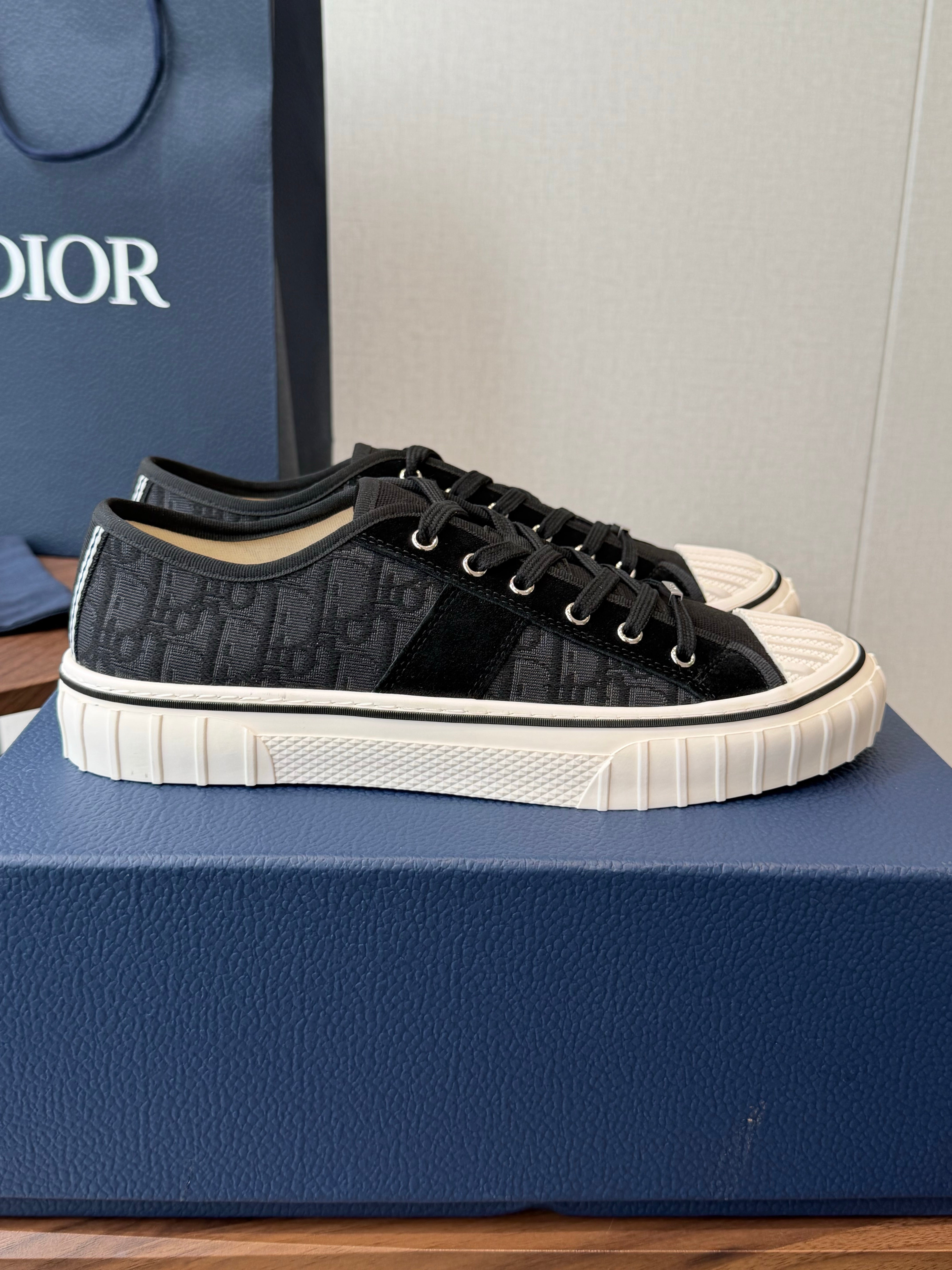 CD 26s Hooper Low-Top Sneaker Black Canvas 940265
