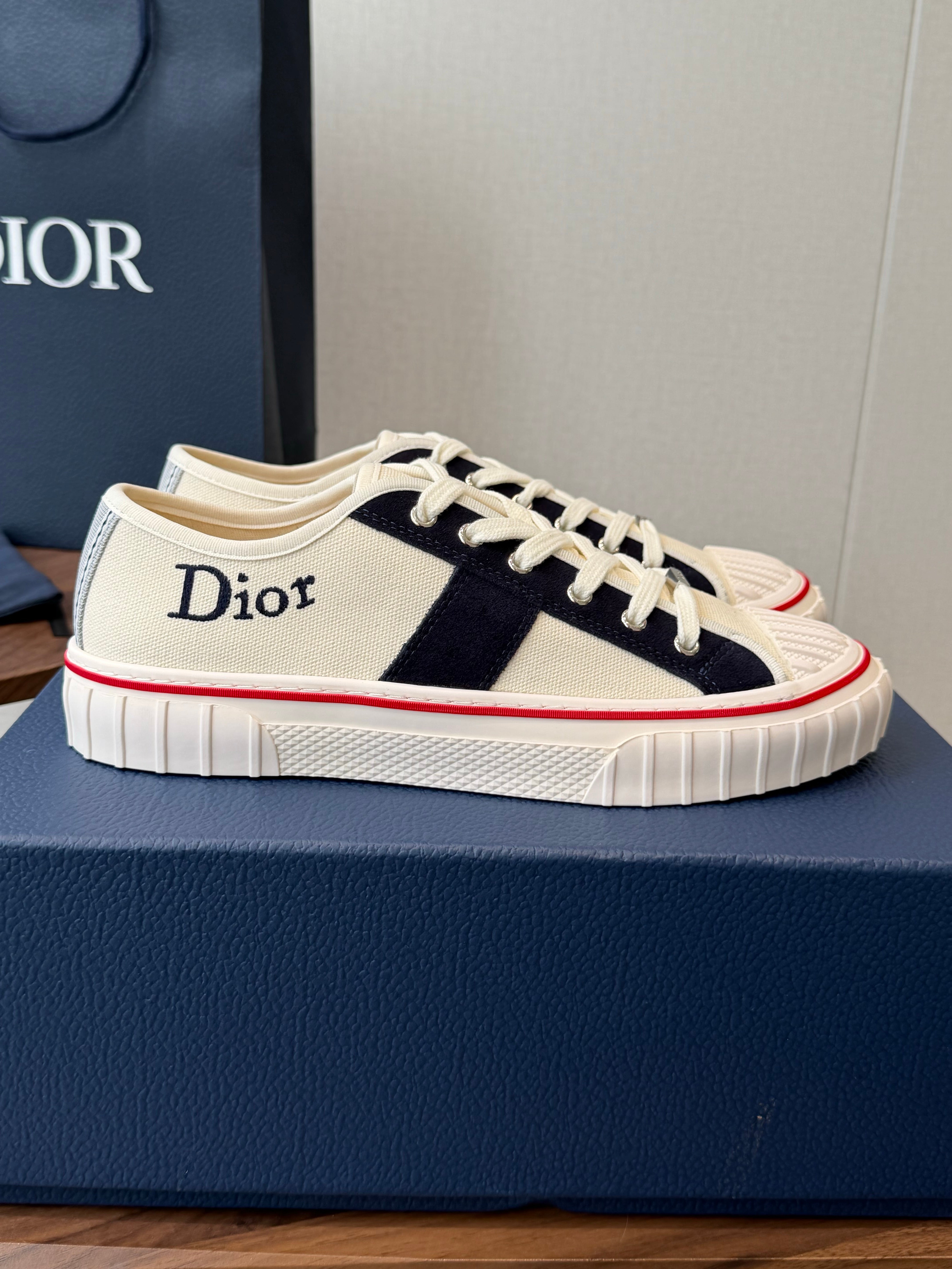 CD 26s Hooper Low-Top Sneaker White Black Canvas 940266
