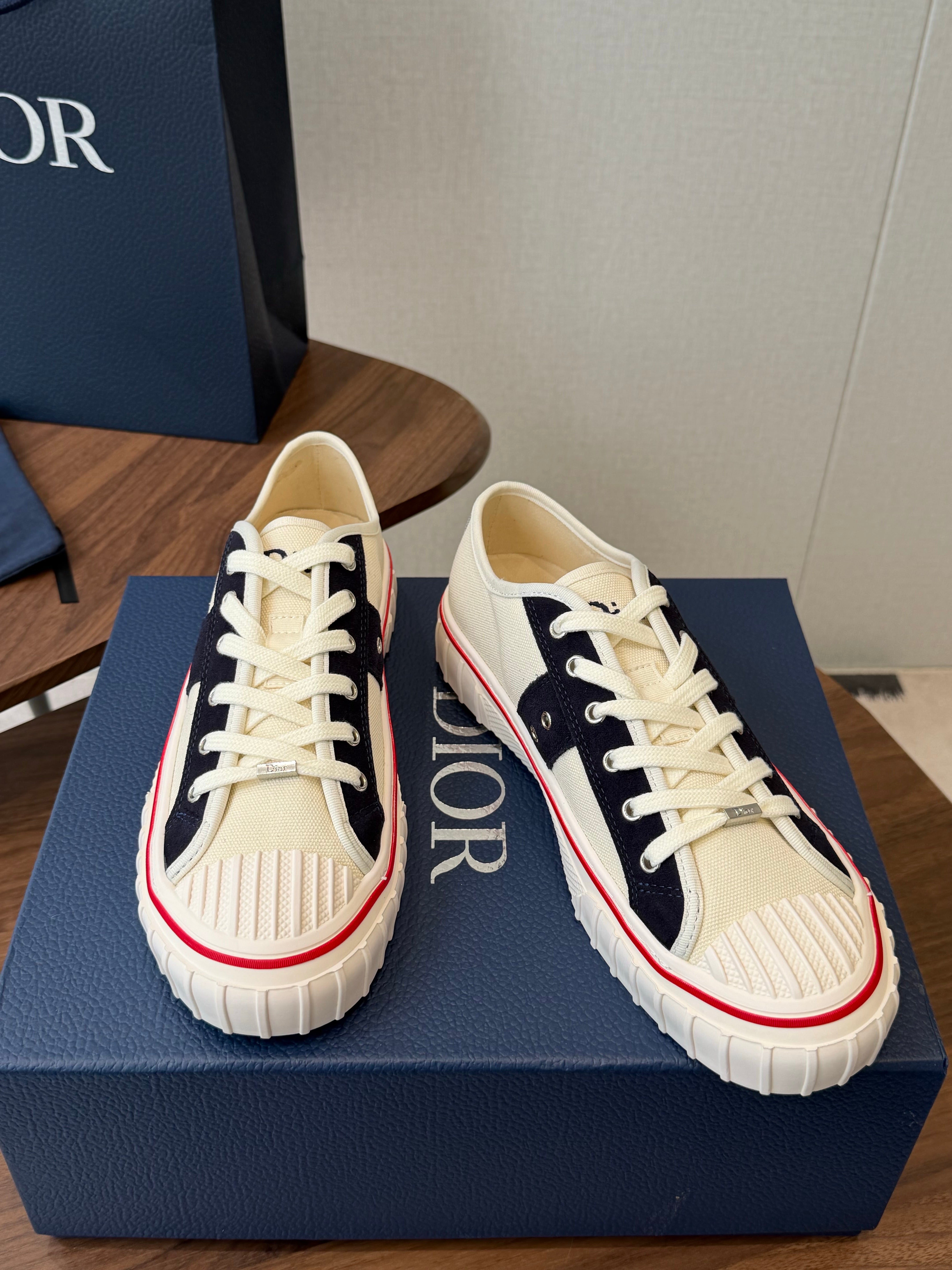 CD 26s Hooper Low-Top Sneaker White Black Canvas 940266
