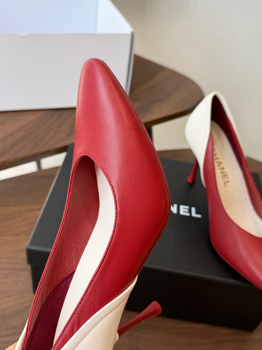 CC 26s Classic Pumps 8.5cm Red White Leather 150127