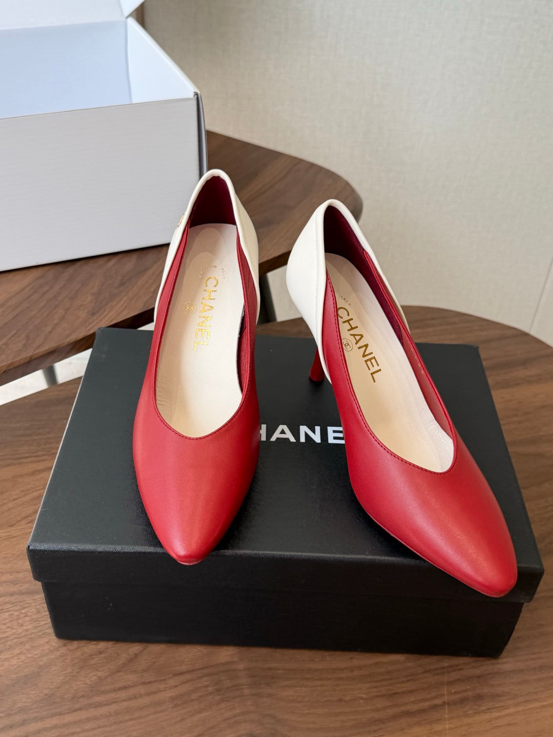 CC 26s Classic Pumps 8.5cm Red White Leather 150127