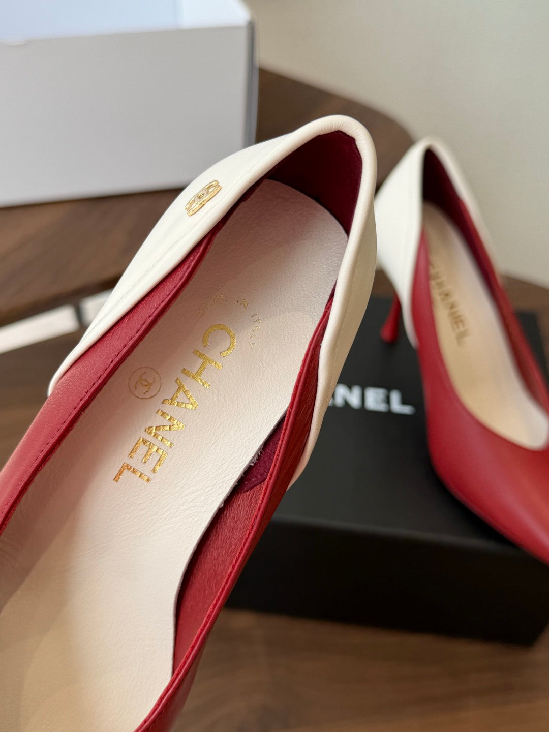 CC 26s Classic Pumps 8.5cm Red White Leather 150127