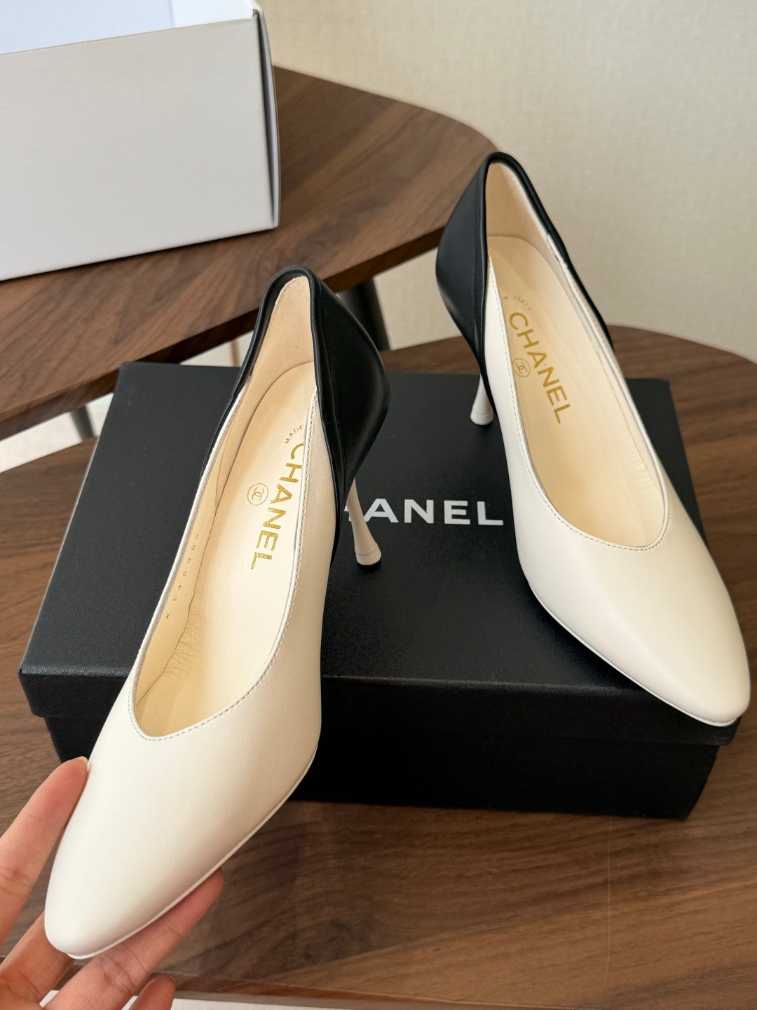 CC 26s Classic Pumps 8.5cm White Black Leather 150128