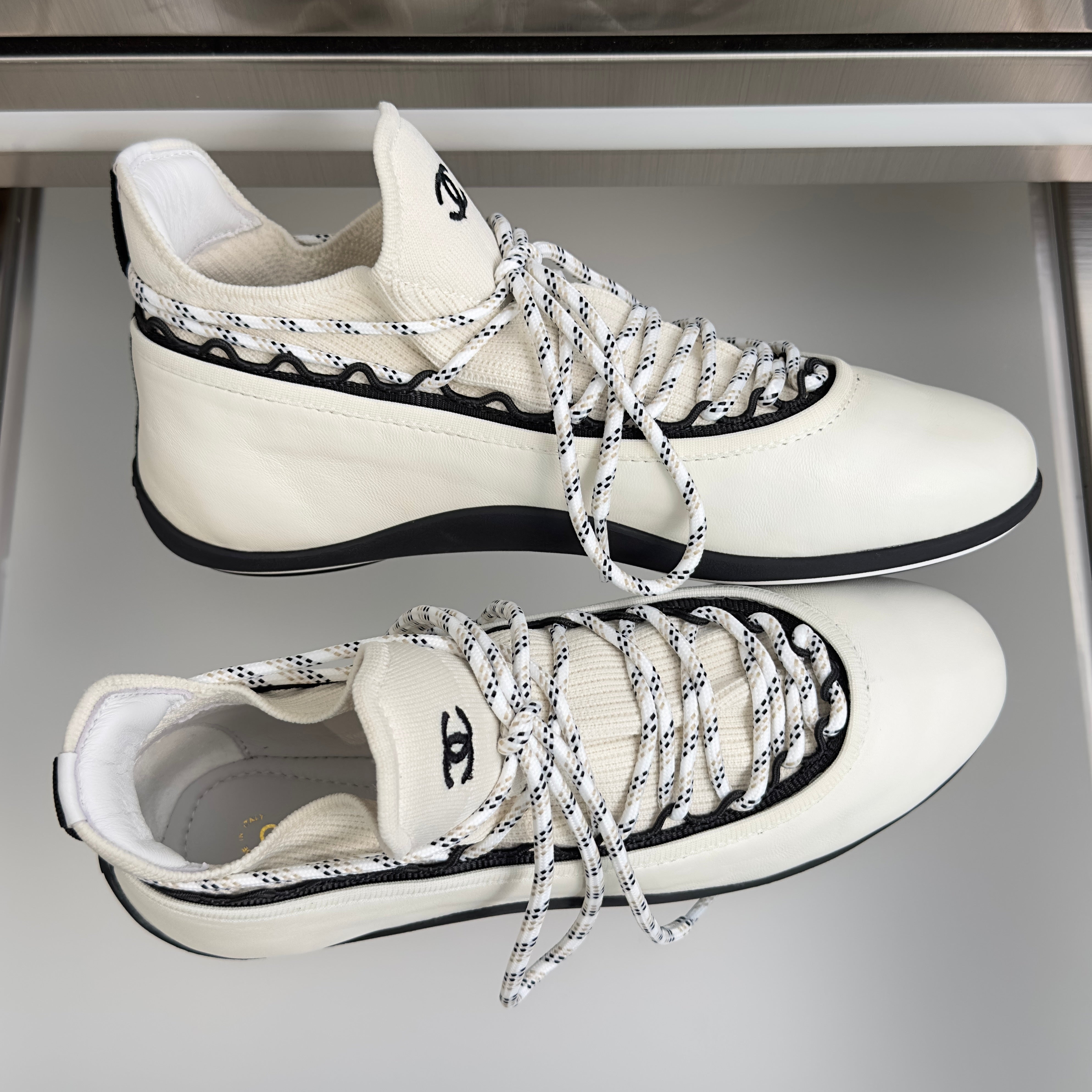 CC 26s Métiers d’art 2026 Sneakers White Sheepskin Fibers 869407