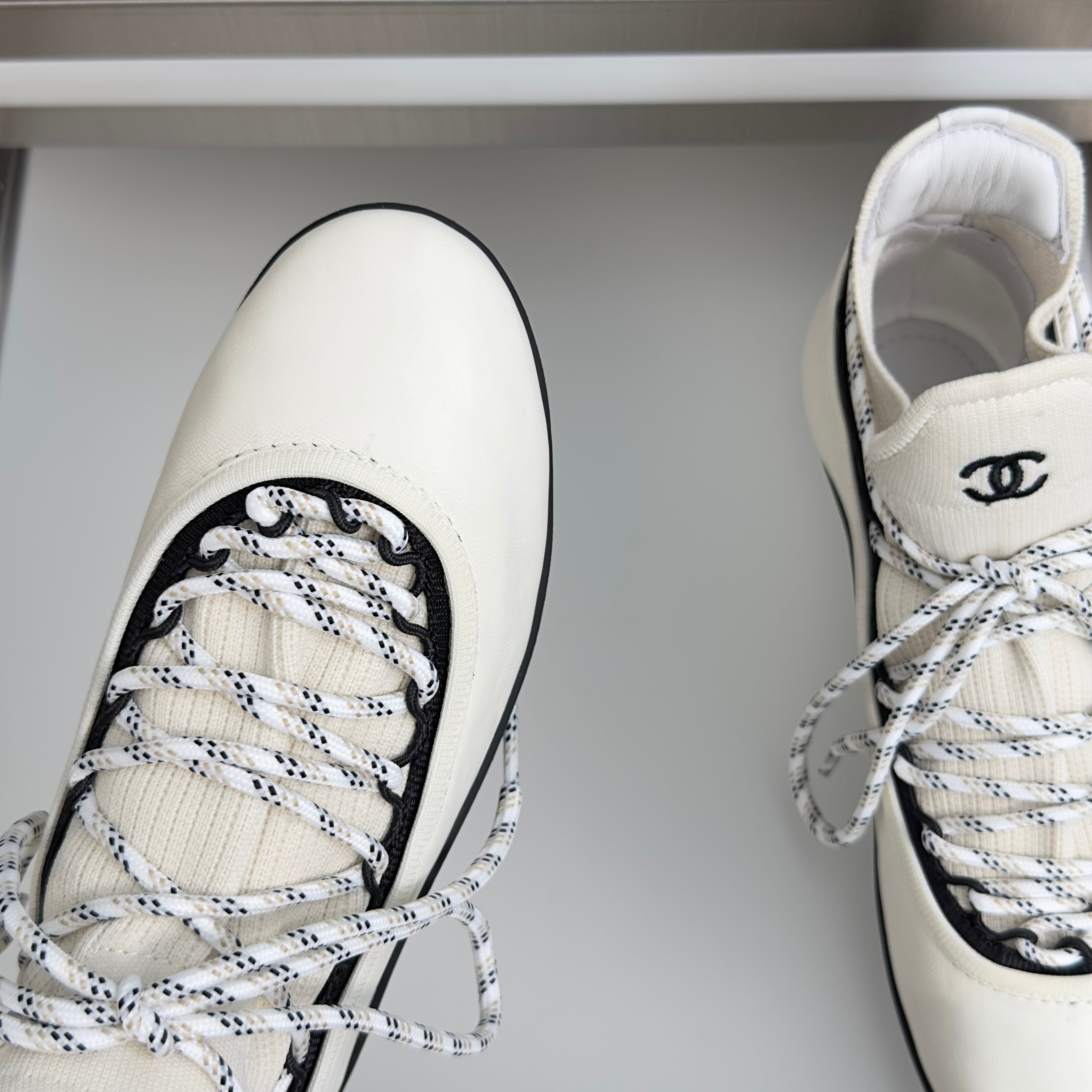 CC 26s Métiers d’art 2026 Sneakers White Sheepskin Fibers 869407