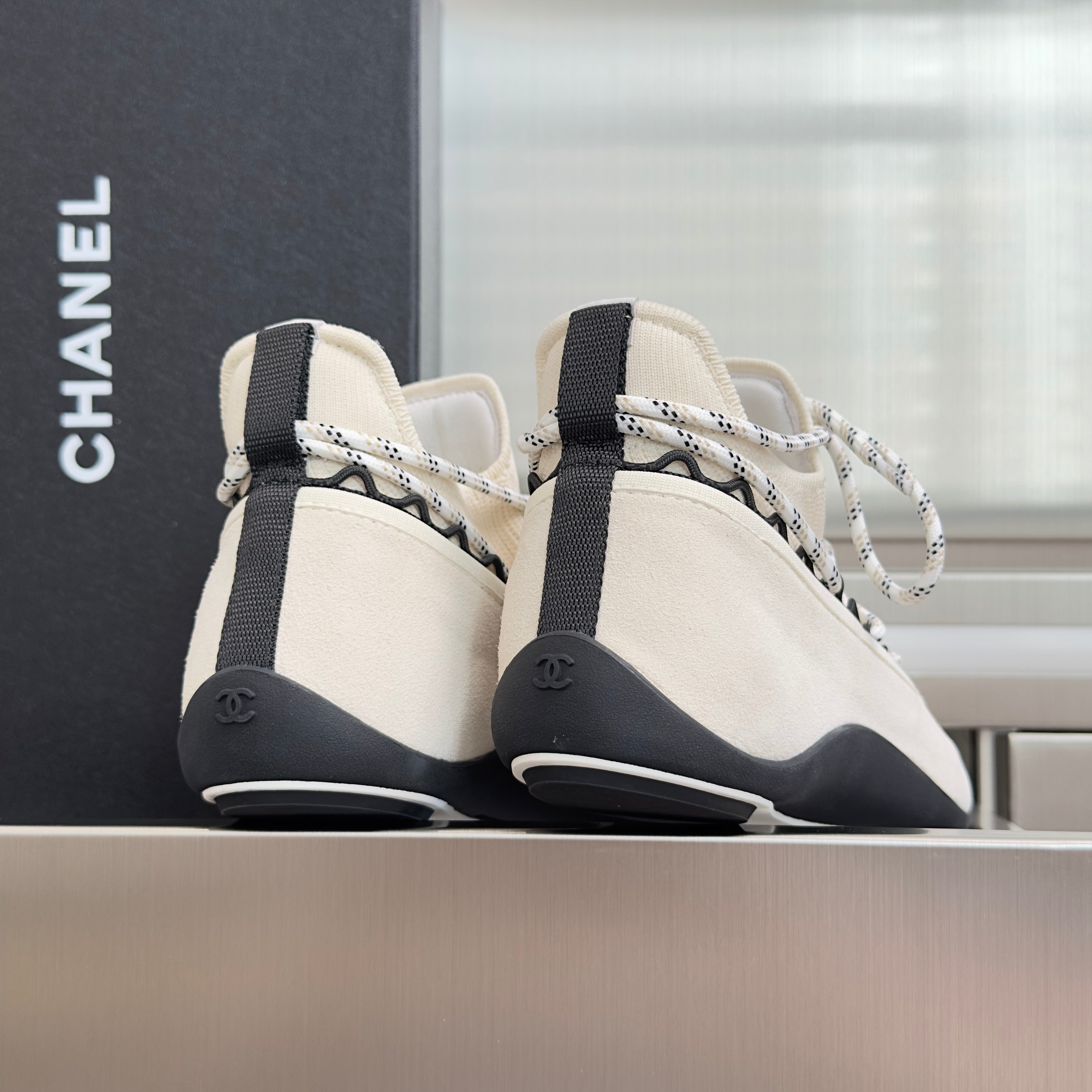 CC 26s Métiers d’art 2026 Sneakers White Suede Fibers 869409