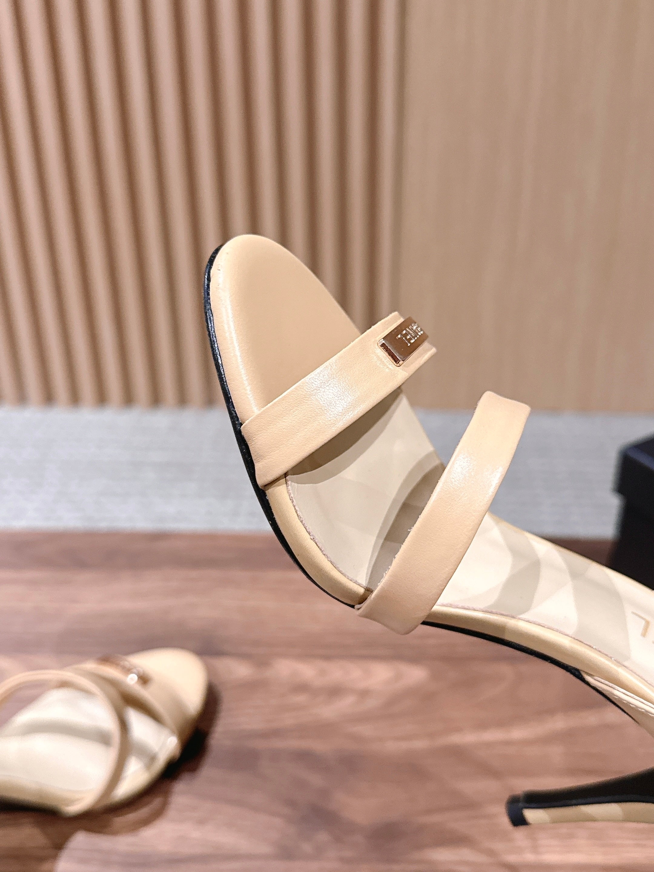 CC 26SS Sandal 8.5cm Beige Elephant Leather 692565
