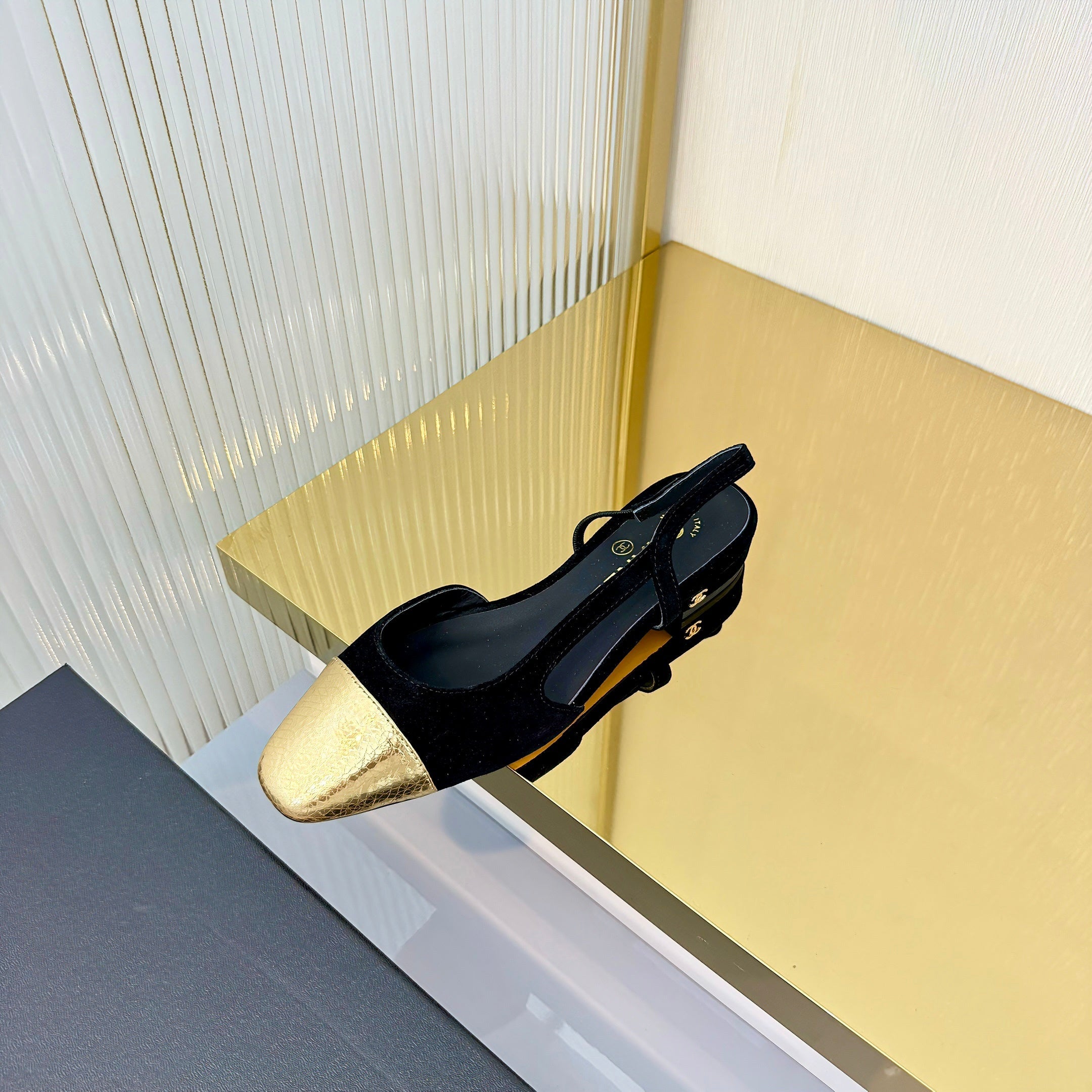 CC 26 Slingback Flat Black Gold Lambskin 714028