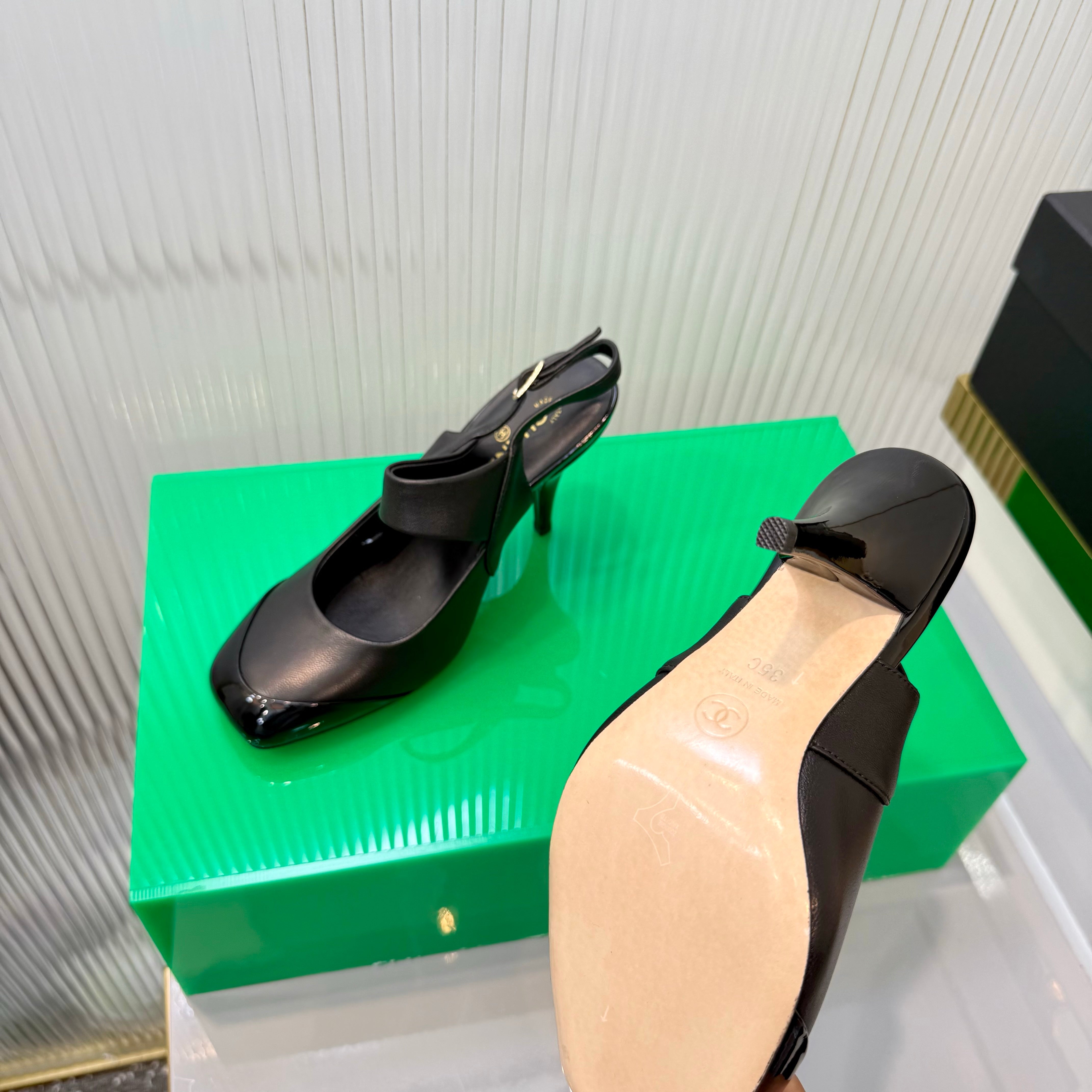 CC 26s Slingback 8.5cm Black Lambskin Patent Leather 924361