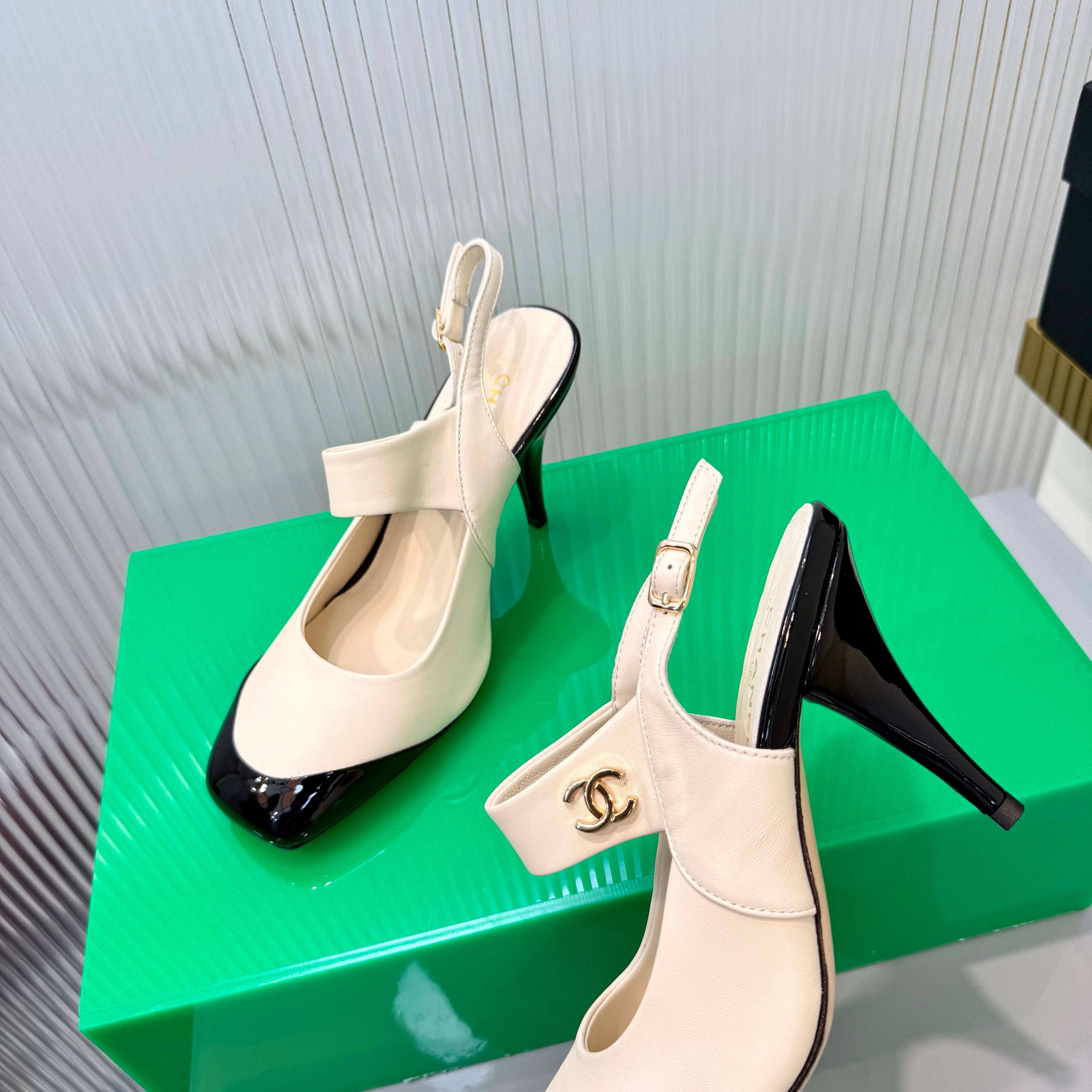 CC 26s Slingback 8.5cm Black Cream Lambskin Patent Leather 924363