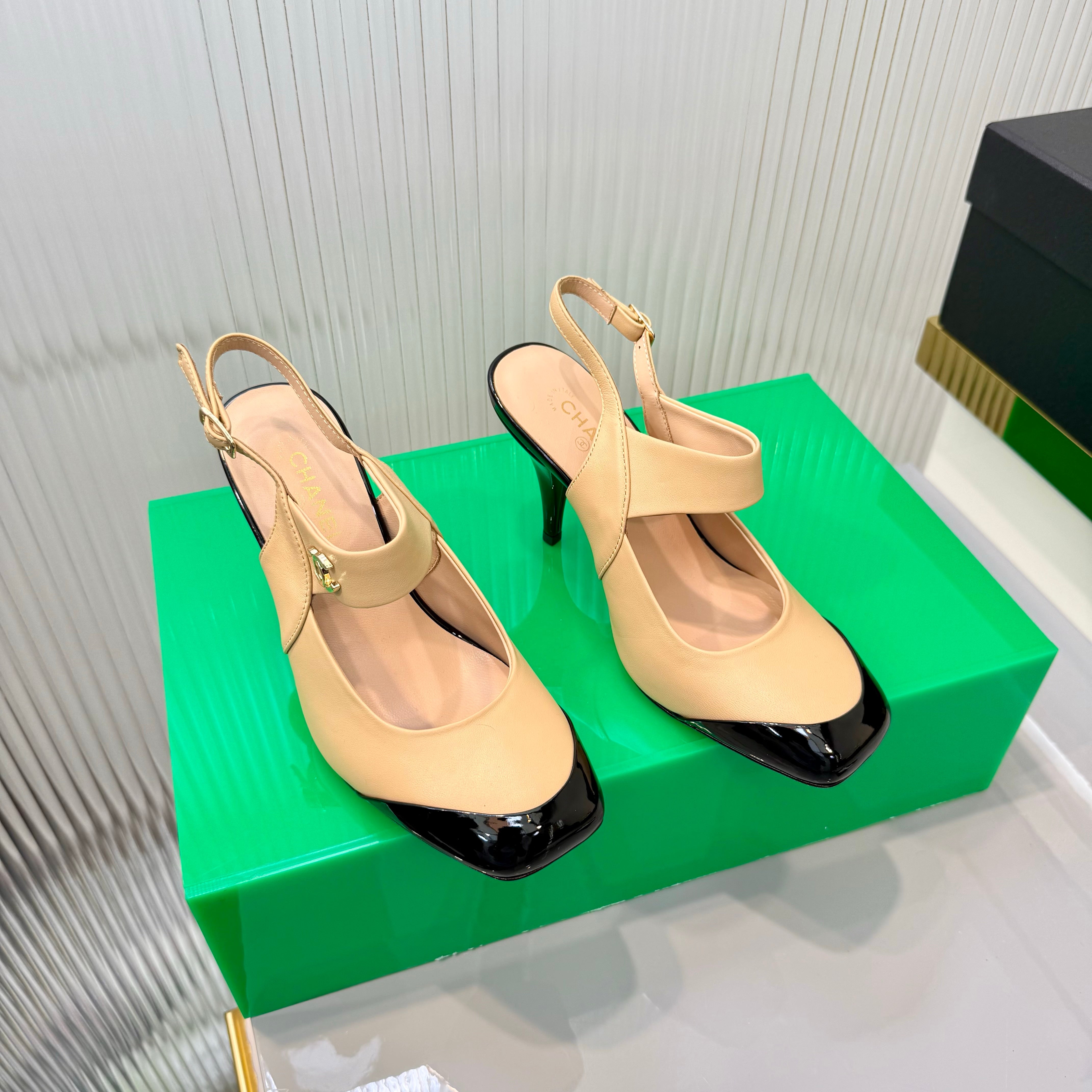 CC 26s Slingback 8.5cm Black Beige Lambskin Patent Leather 924364