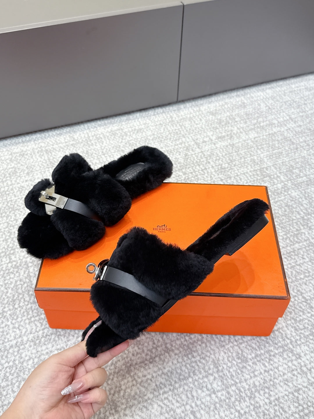 HM 25s H Shaped Slipper with Buckle Black Shearling 462196