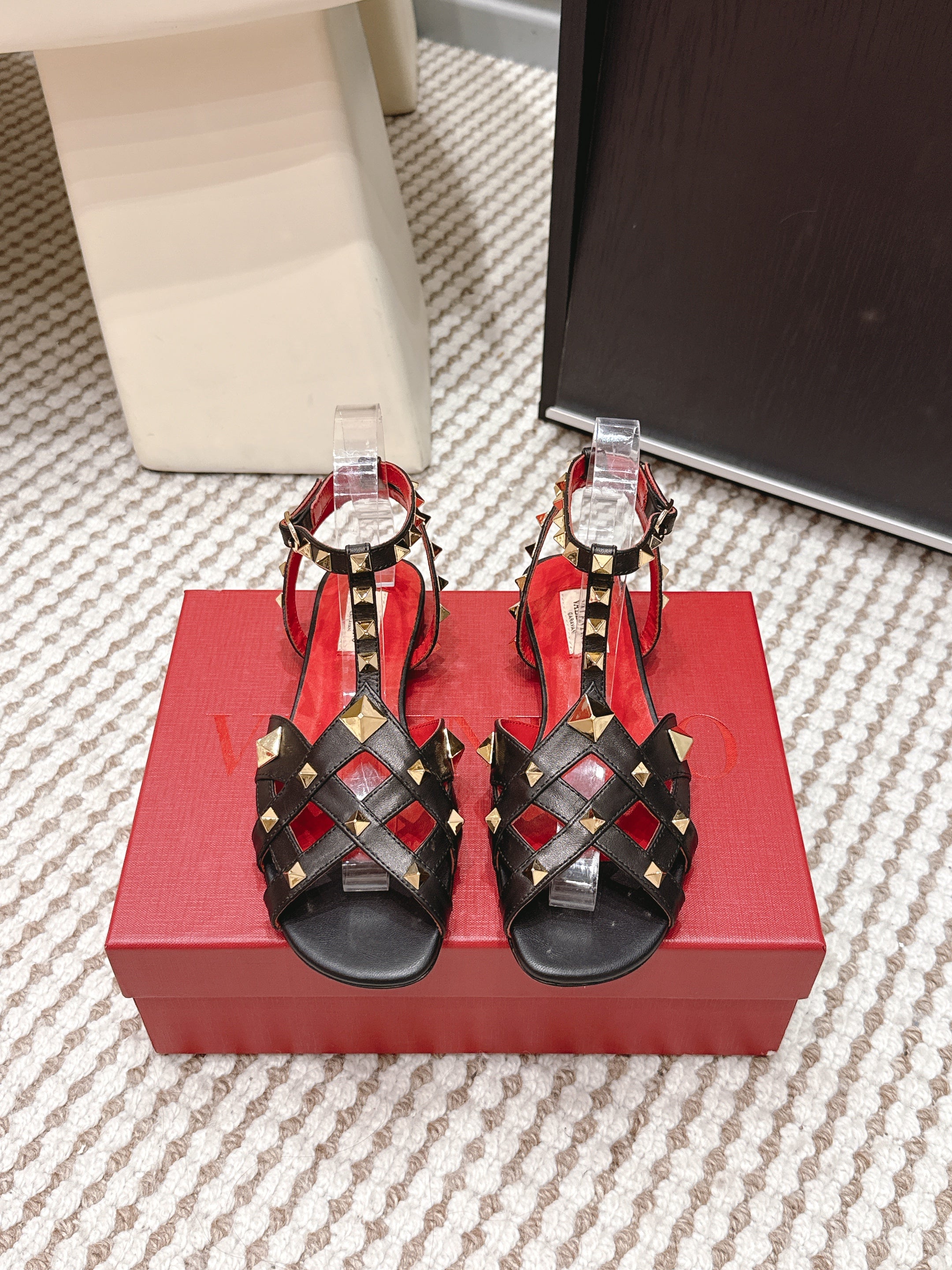 VT Studdy Leather Sandals Black Sheepskin 659265