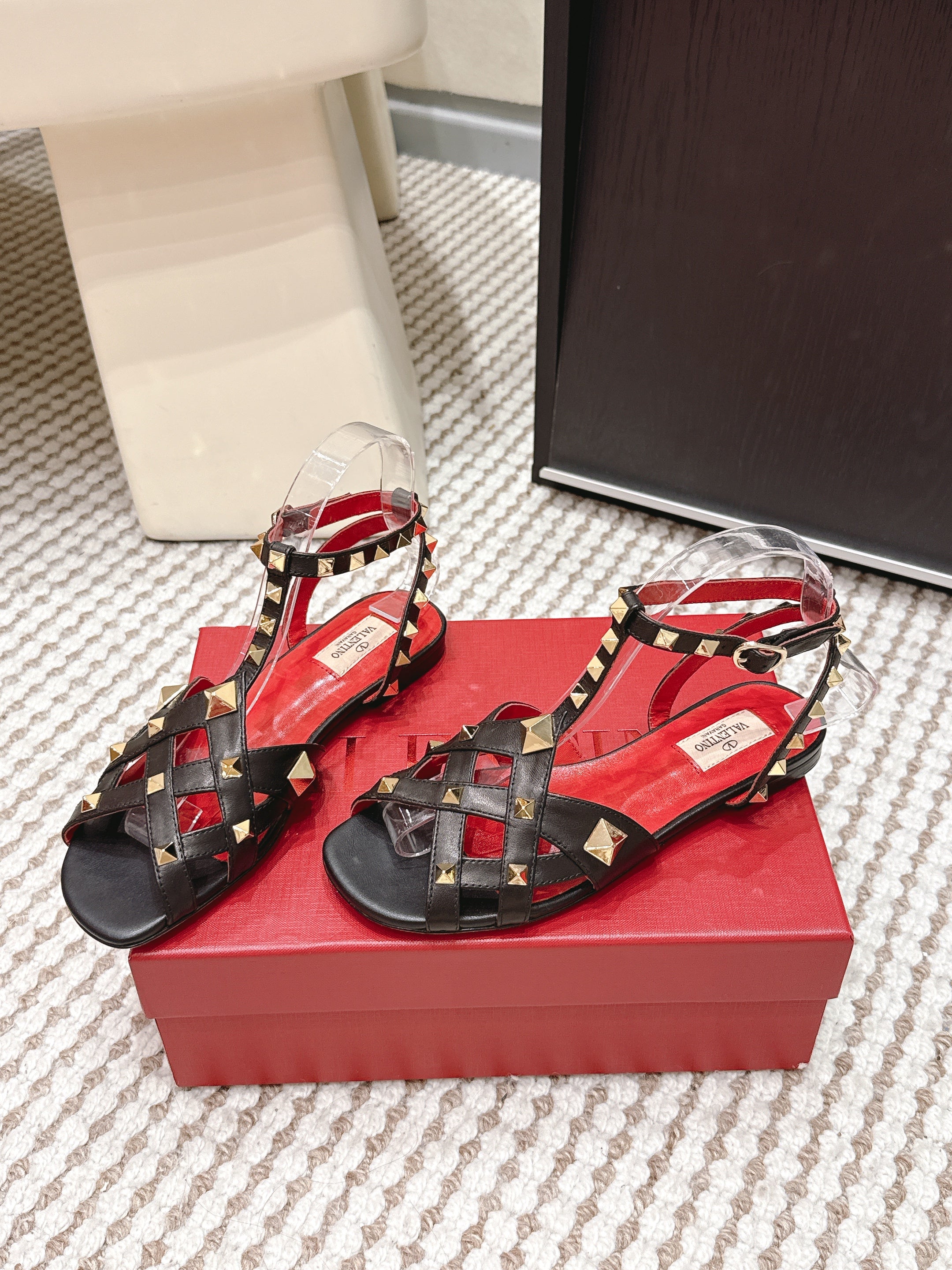 VT Studdy Leather Sandals Black Sheepskin 659265