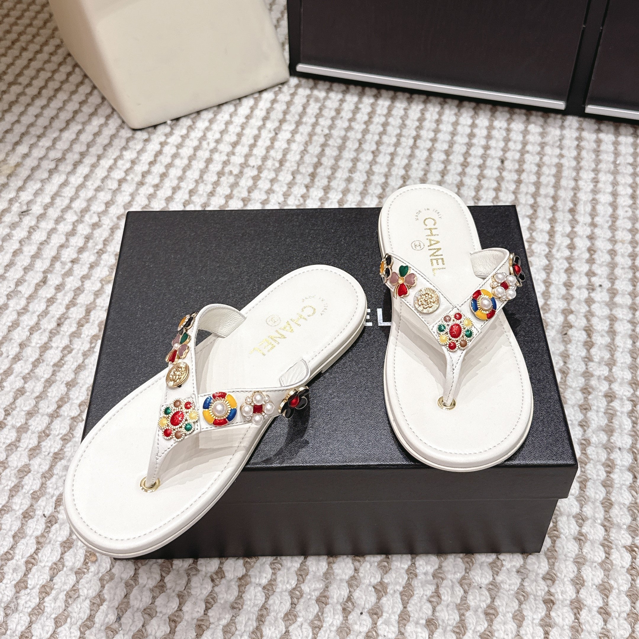 CC 26s Flip-Flop White Sheepskin 632363