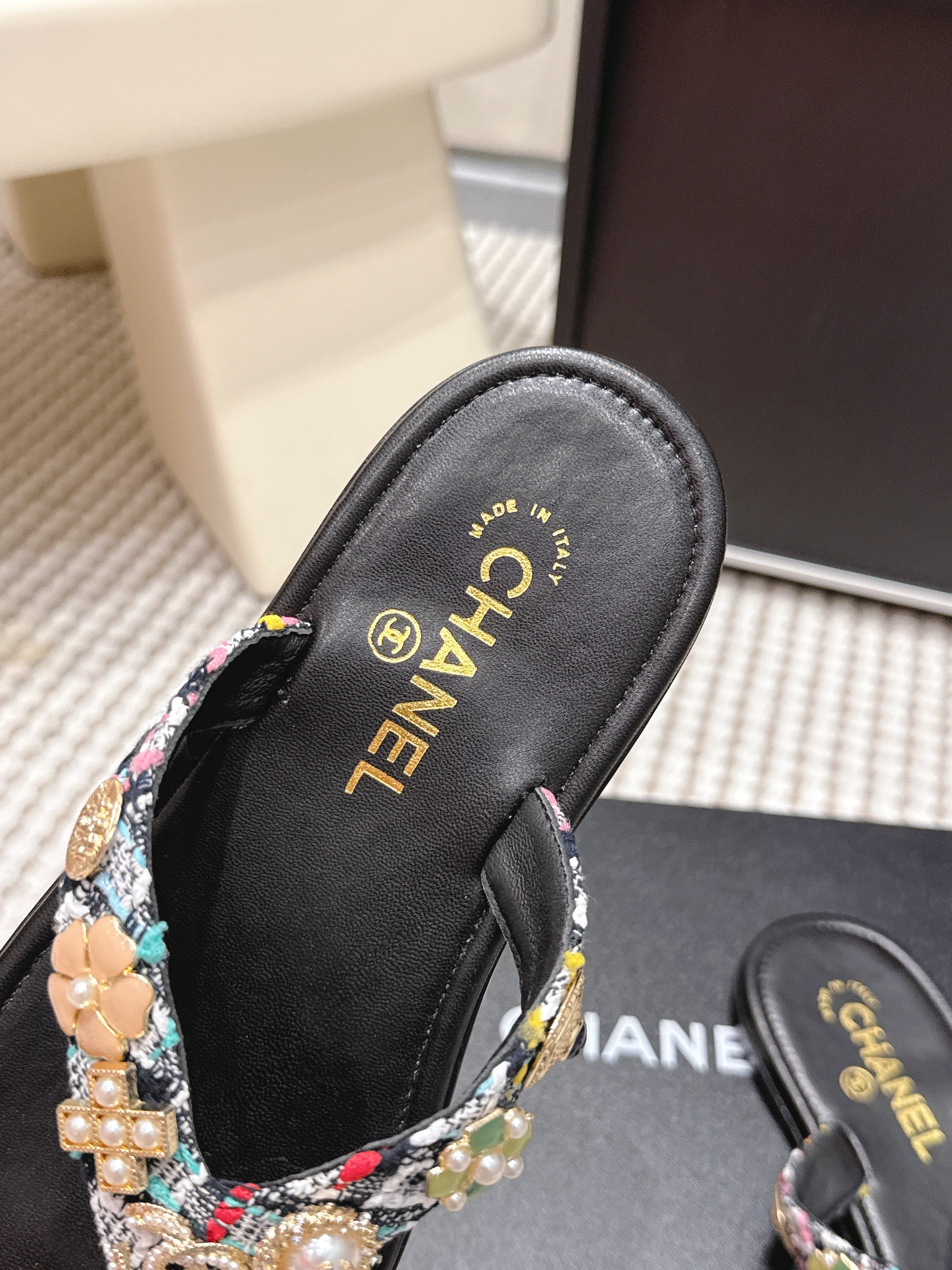 CC 26s Flip-Flop Black With Multicolor Tweed Sheepskin 632366