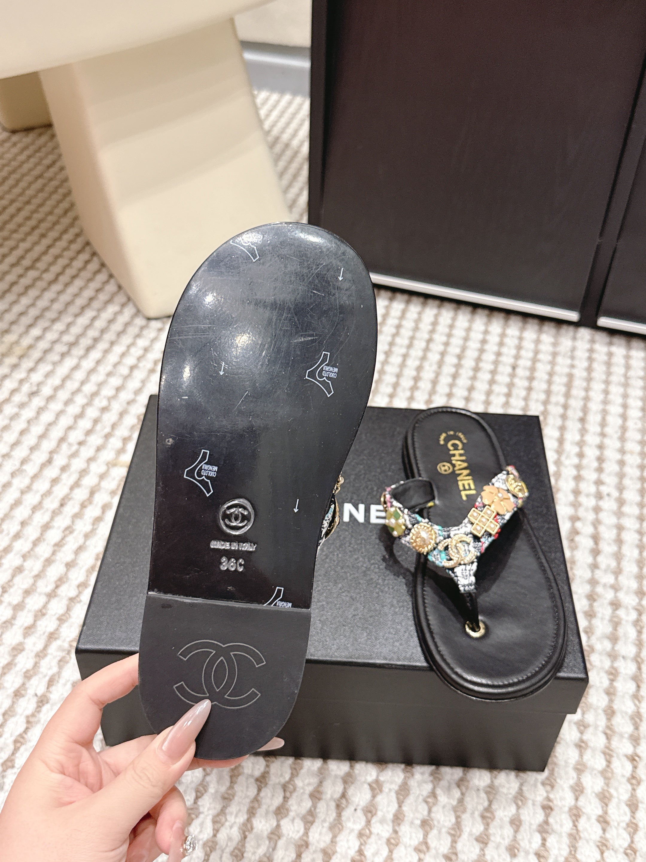 CC 26s Flip-Flop Black With Multicolor Tweed Sheepskin 632366