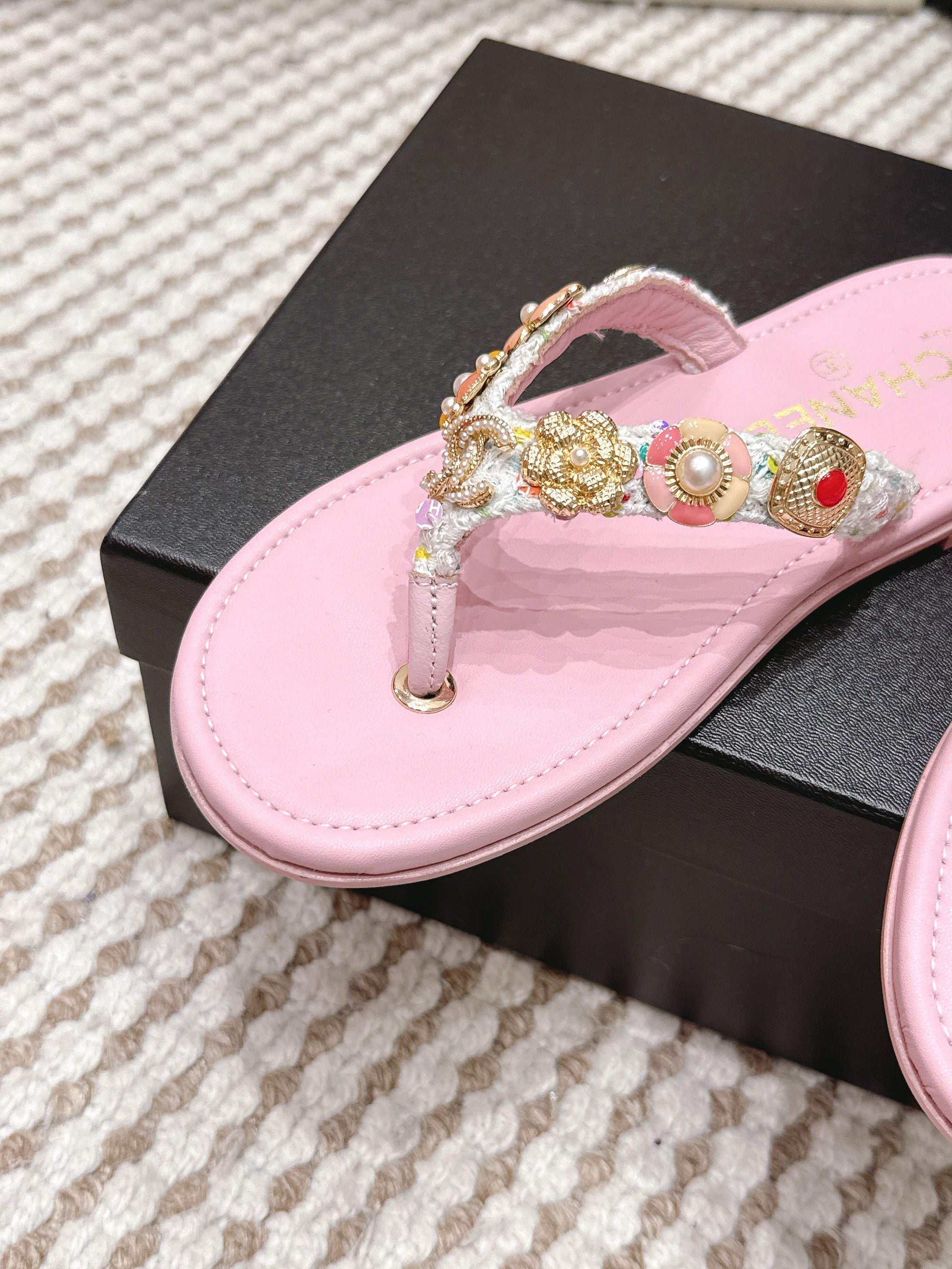CC 26s Flip-Flops Witch Charm Pink Tweed Sheepskin 632367