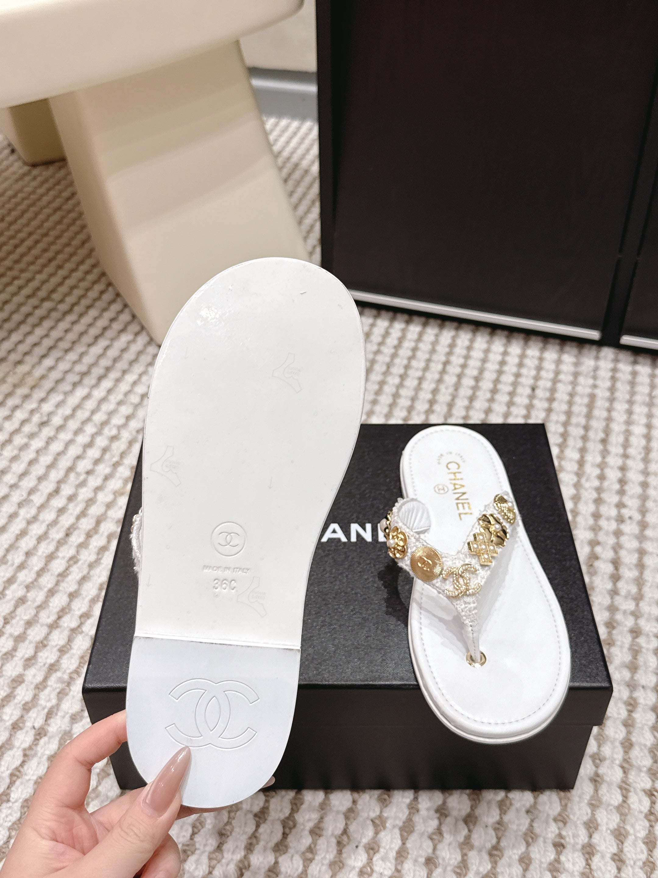CC 26s Flip-Flops Witch Charm White Tweed Sheepskin 632368