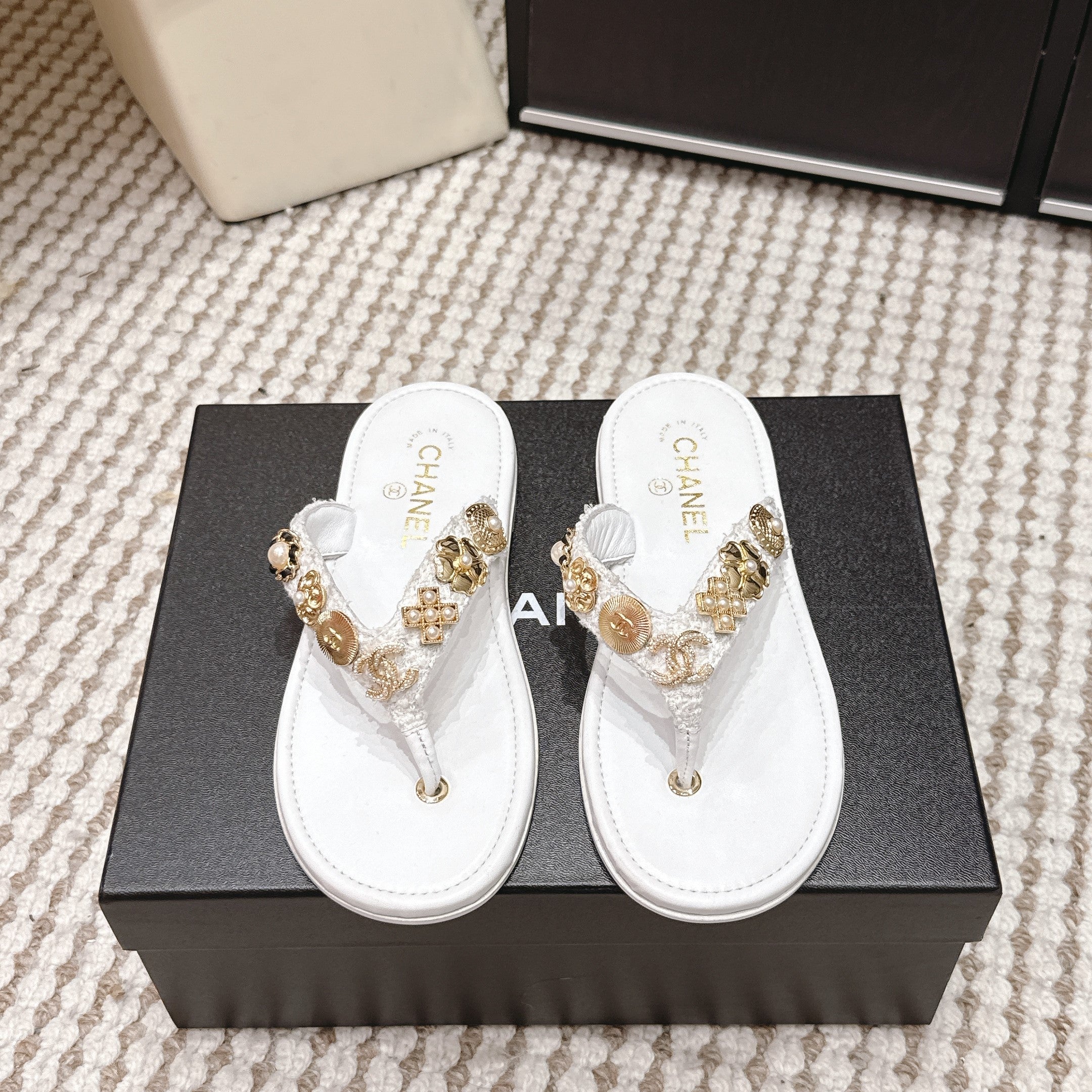 CC 26s Flip-Flops Witch Charm White Tweed Sheepskin 632368