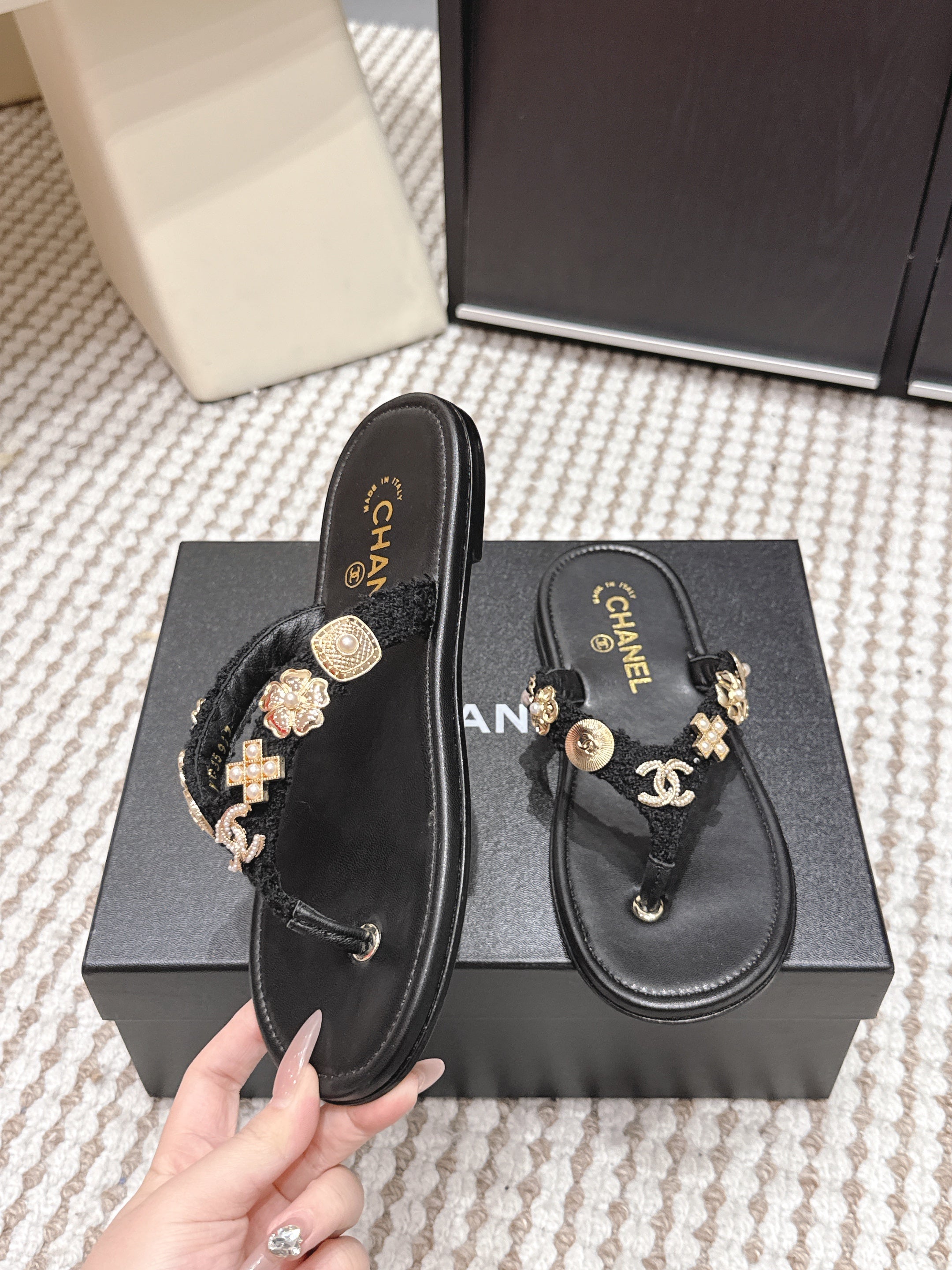 CC 26s Flip-Flops Witch Charm Black Tweed Sheepskin 632369
