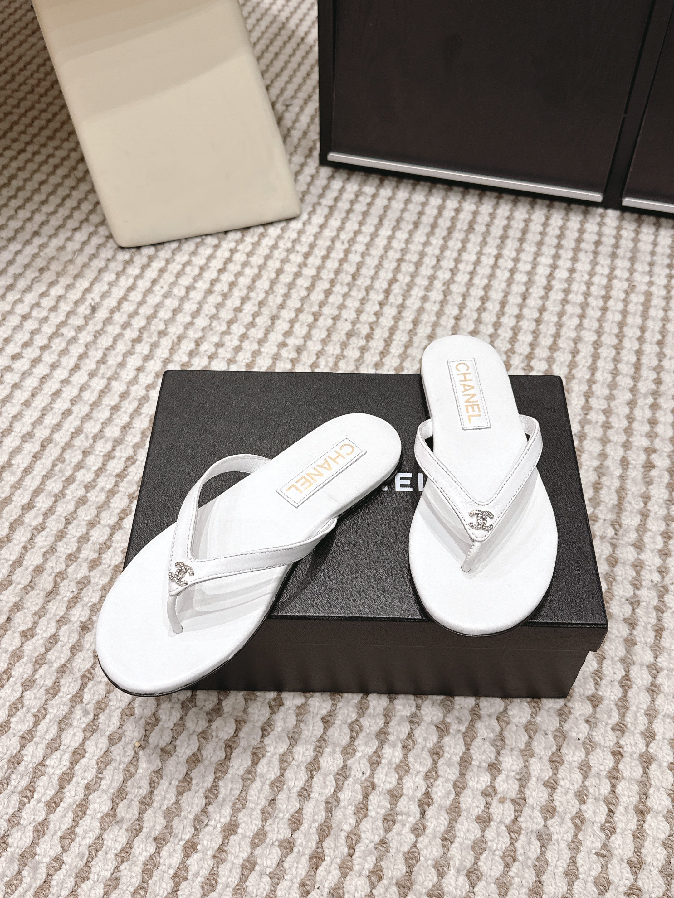 CC 26ss Flip-Flops White Sheepskin 653597
