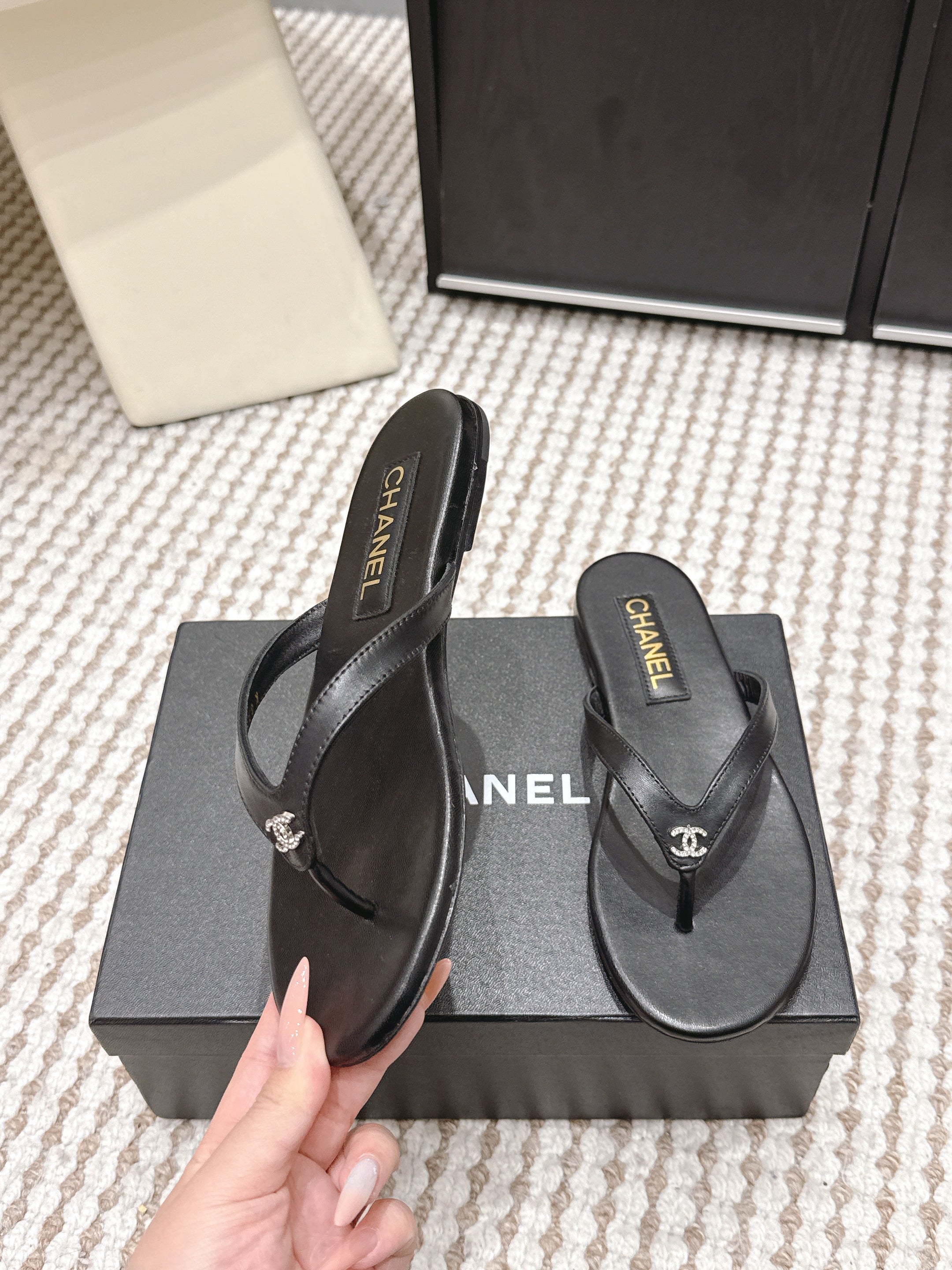 CC 26ss Flip-Flops Black Sheepskin 653598