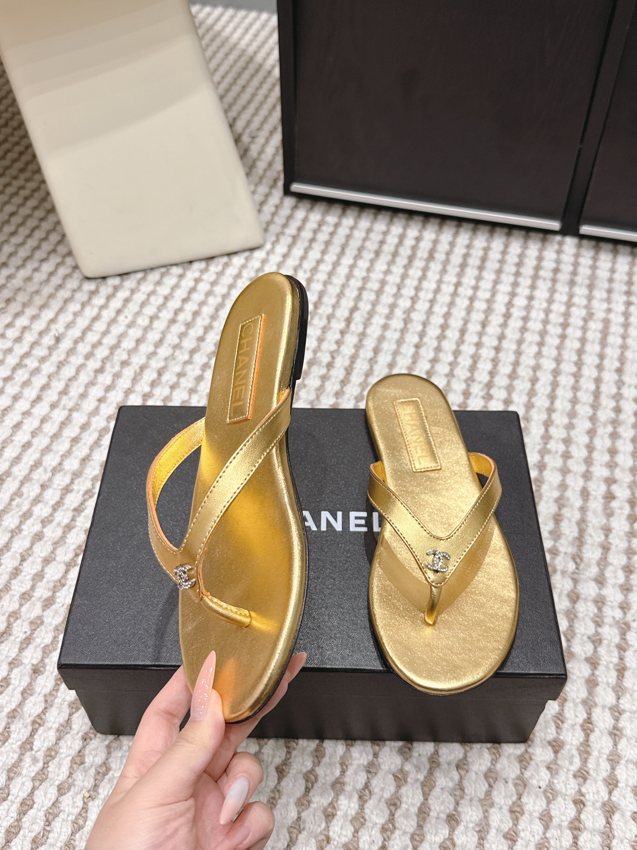 CC 26ss Flip-Flops Gold Metalic Sheepskin 653600