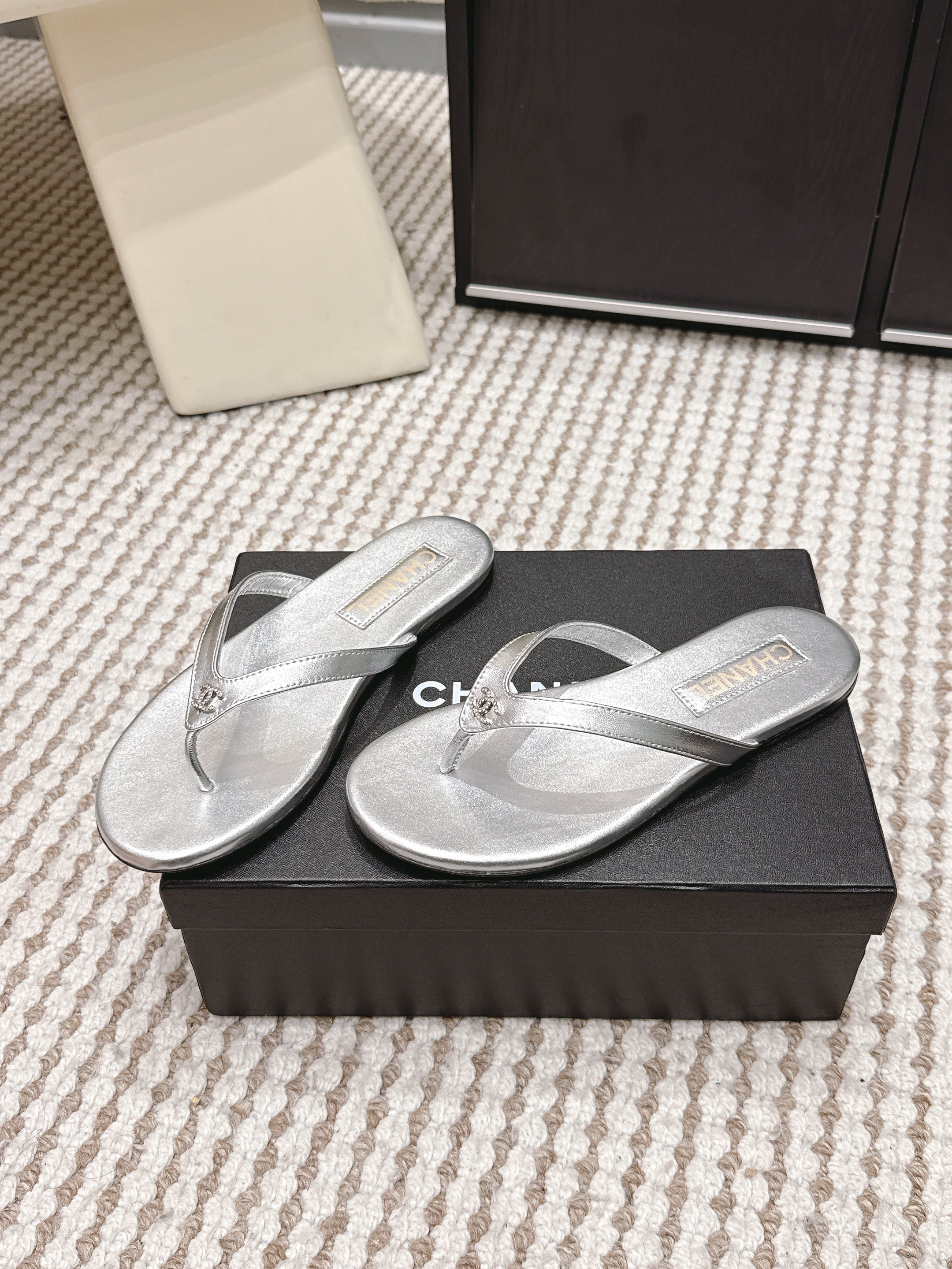 CC 26ss Flip-Flops Sliver Metalic Sheepskin 653601