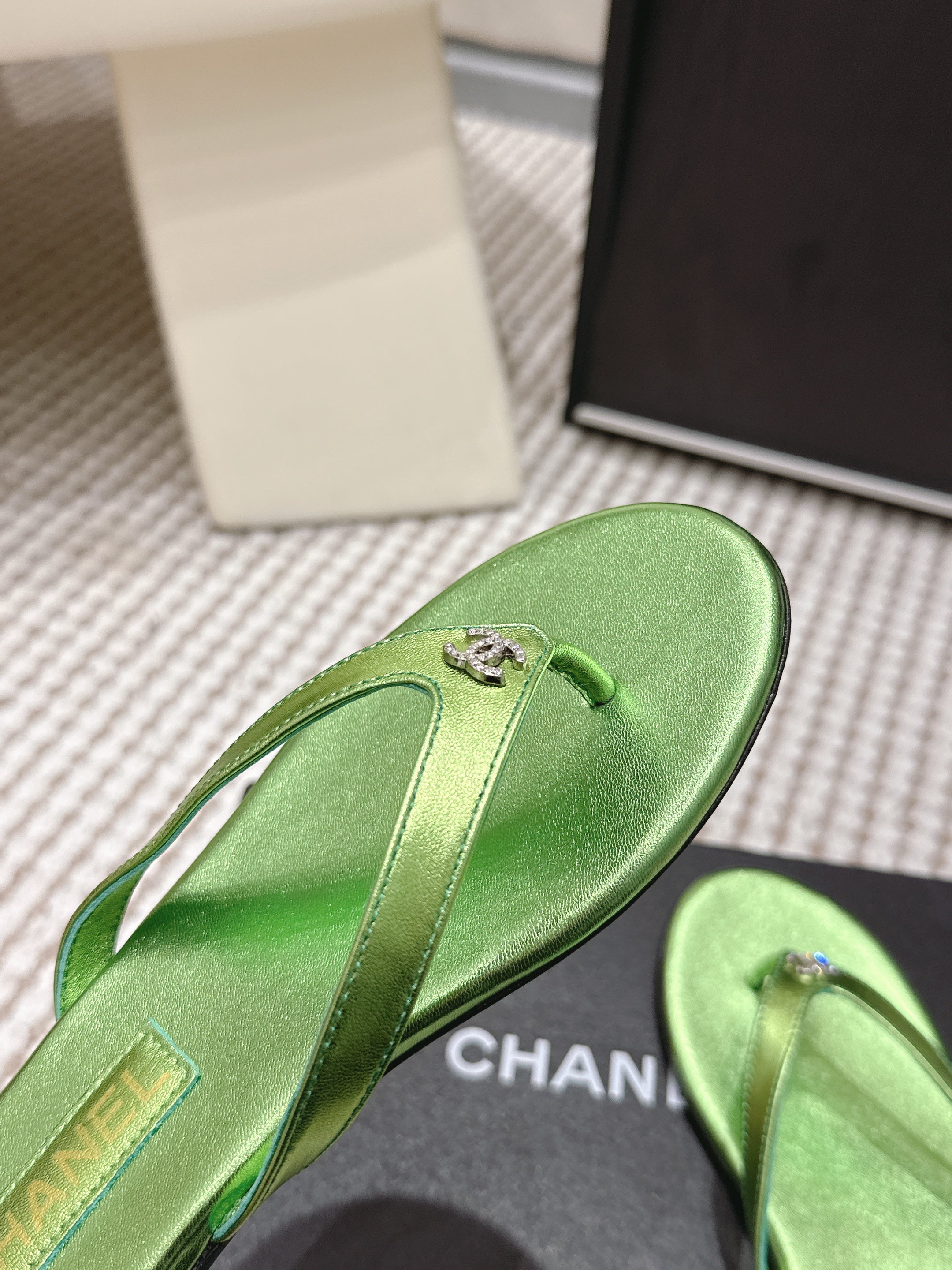 CC 26ss Flip-Flops Green Metalic Sheepskin 653602