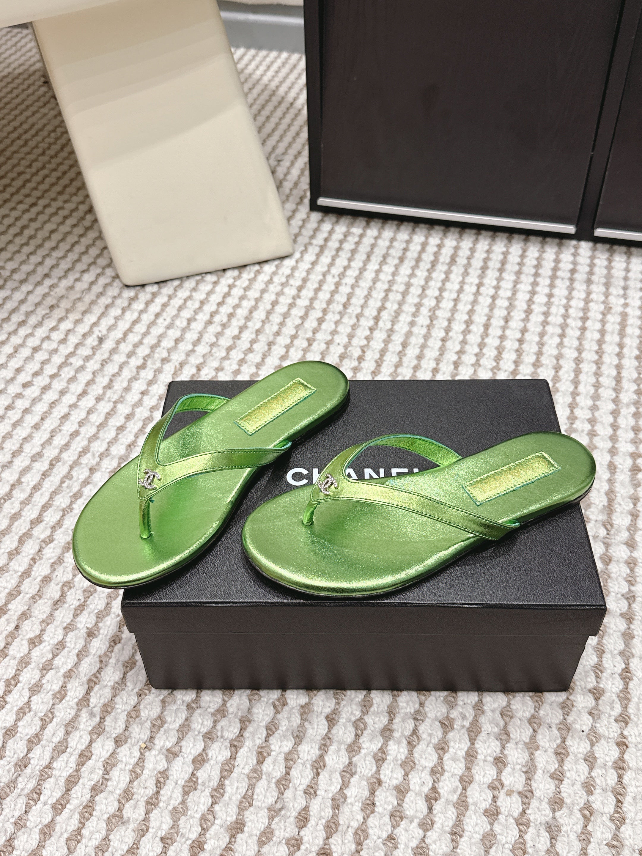 CC 26ss Flip-Flops Green Metalic Sheepskin 653602