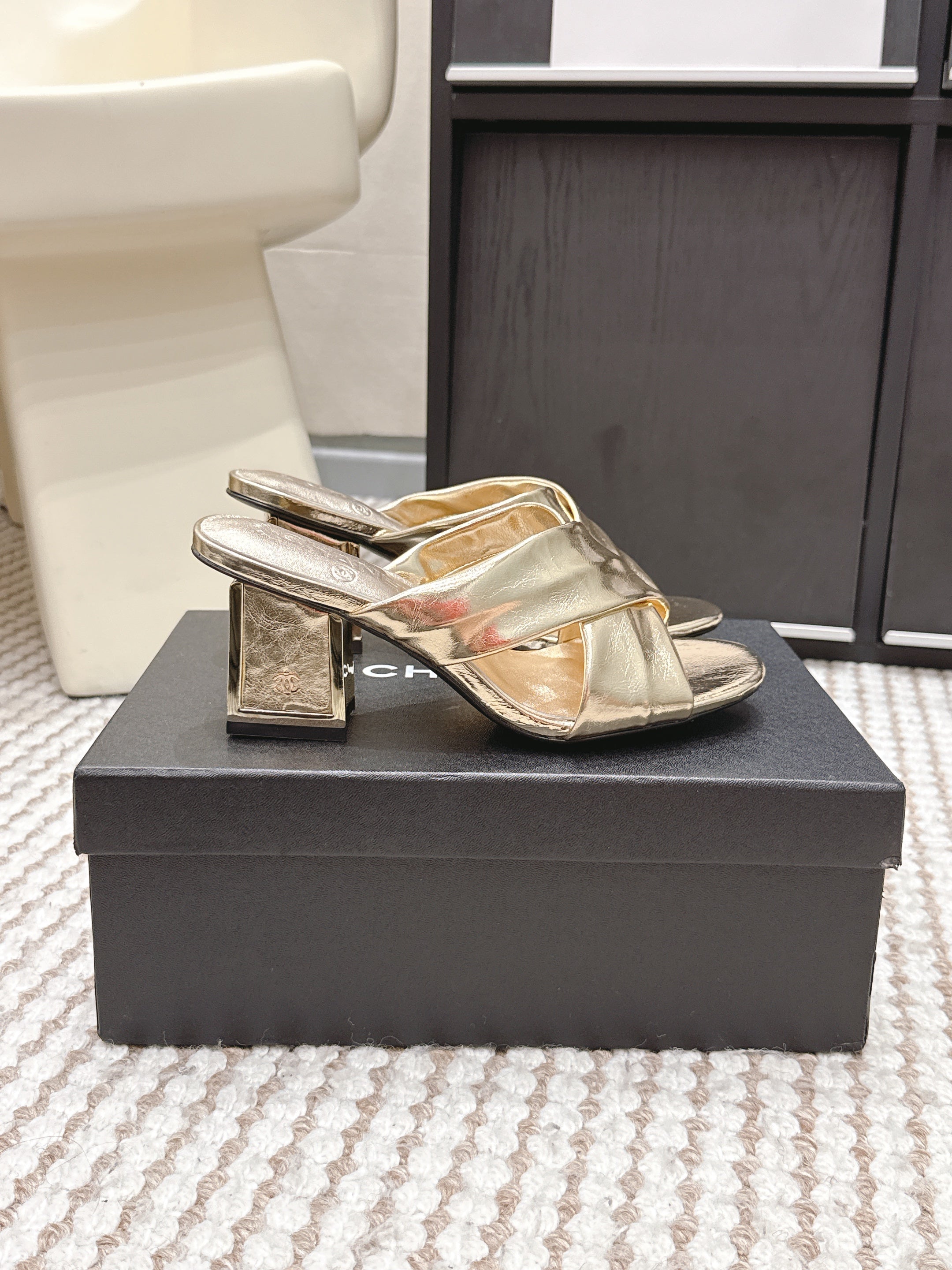 CC High-Heeled Cross-Strap Sandals 7.5cm Gold Glossy Leather 721587
