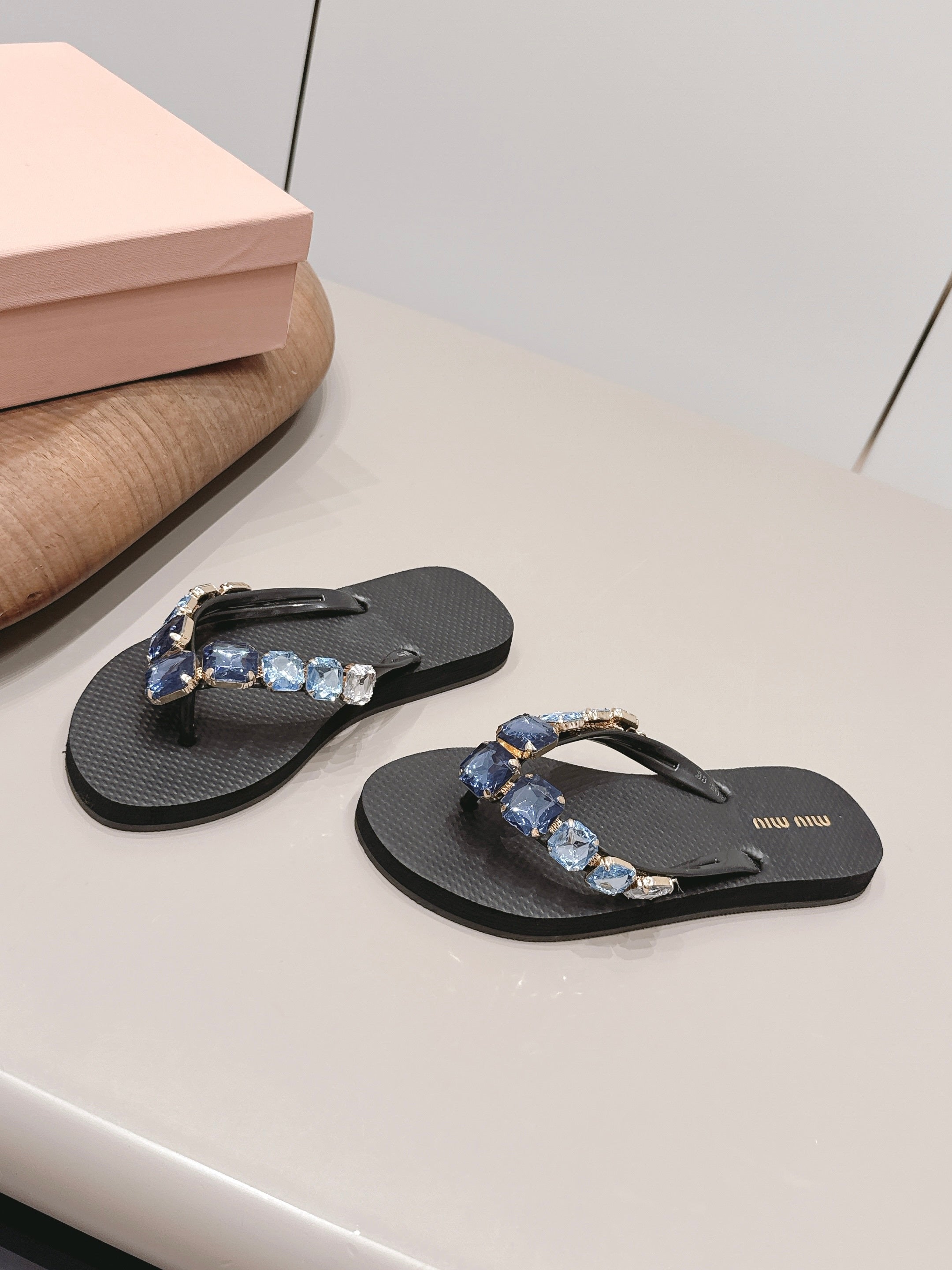 Miu 26s Flip-Flop Sandals Black Foam 905271