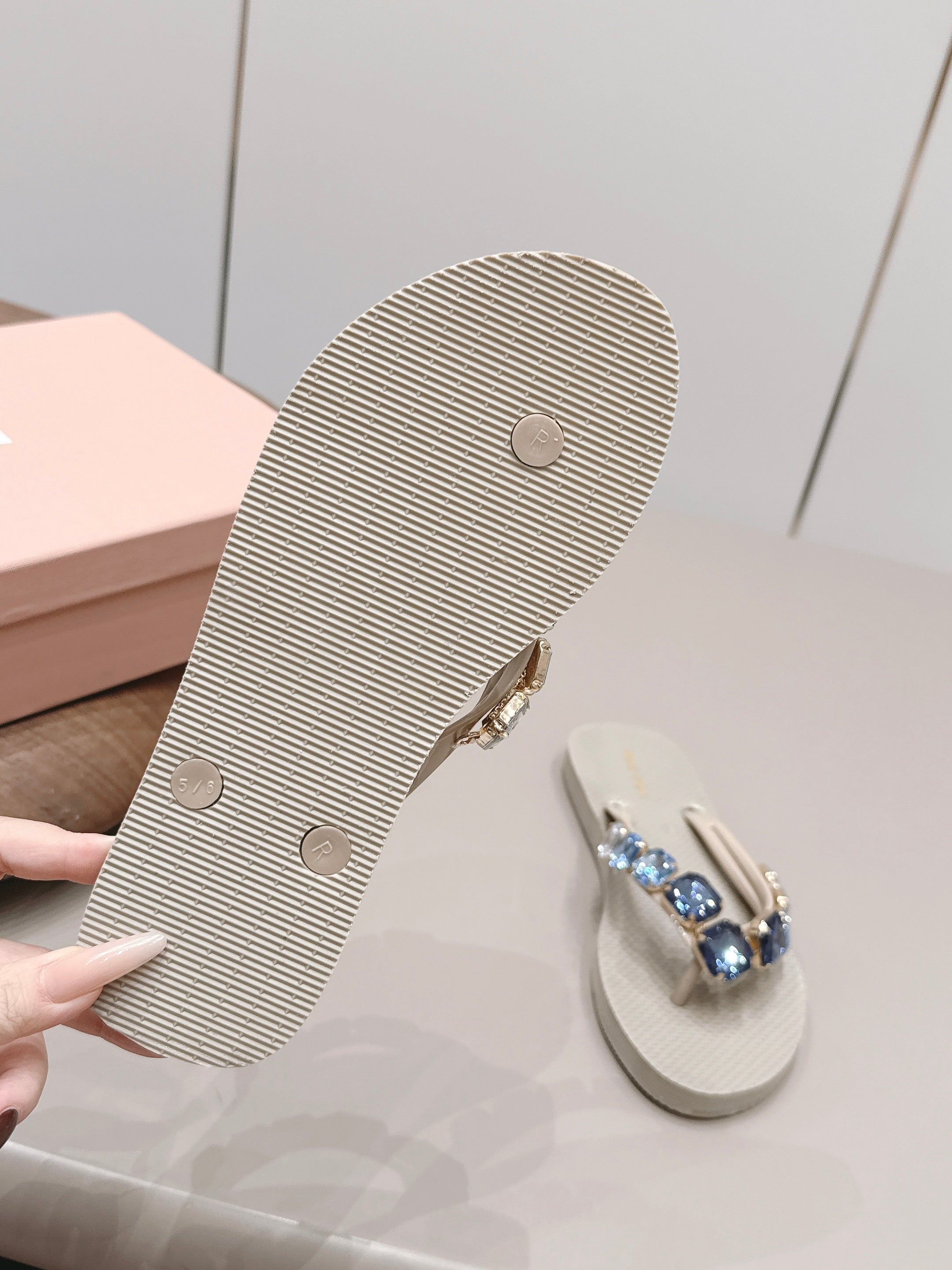 Miu 26s Flip-Flop Sandals Taupe Foam 905272