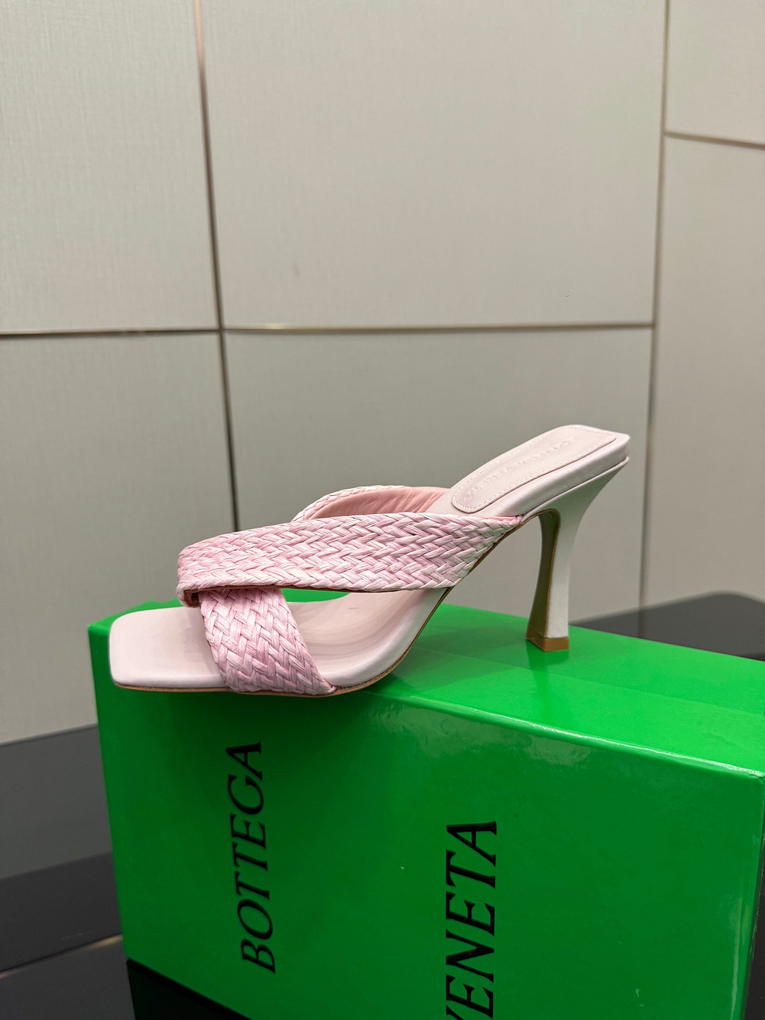 BV 26s Heeled Sandals 9.5cm Light Pink Calfskin Raffia