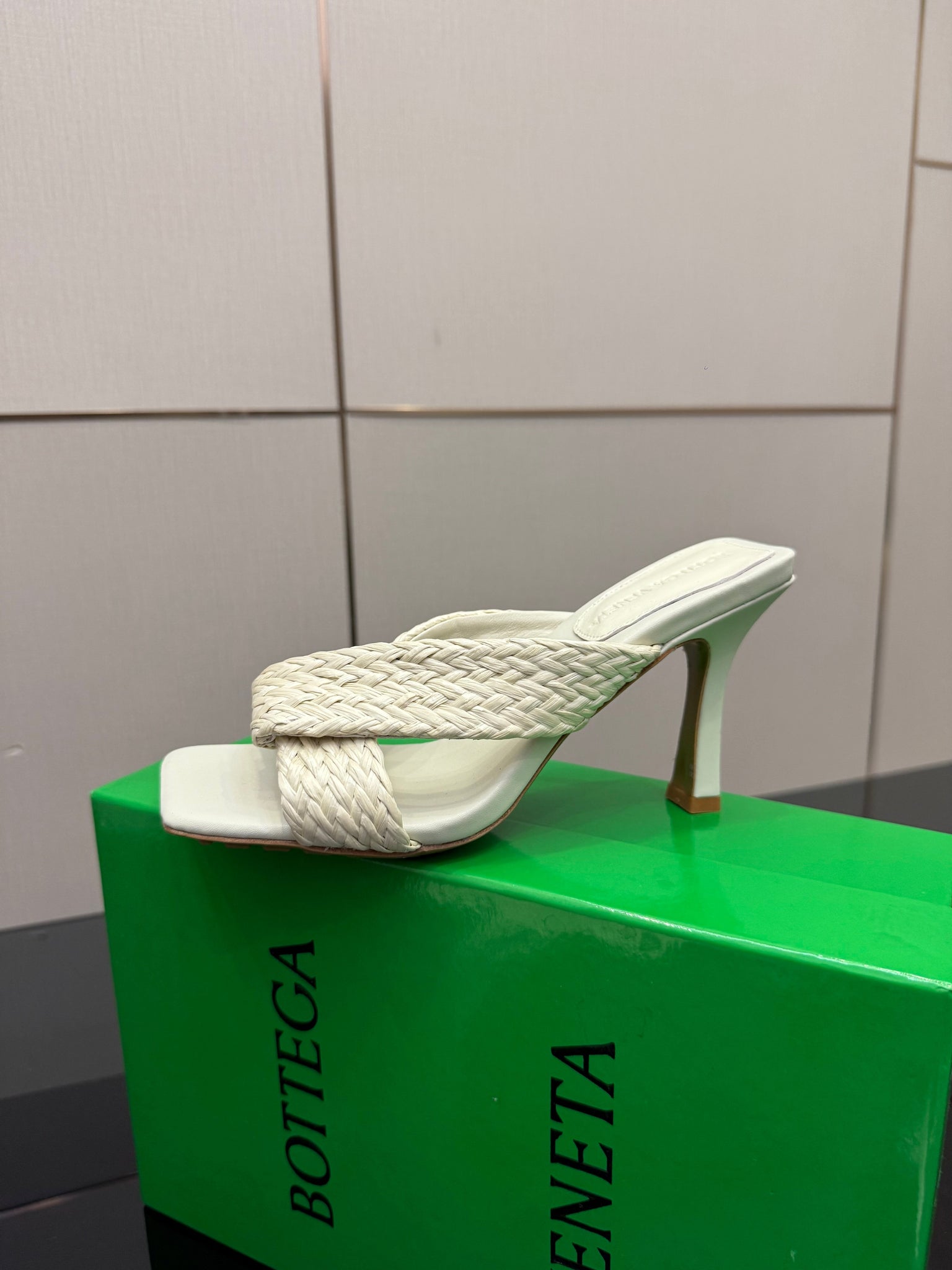 BV 26s Heeled Sandals 9.5cm Cream White Calfskin Raffia