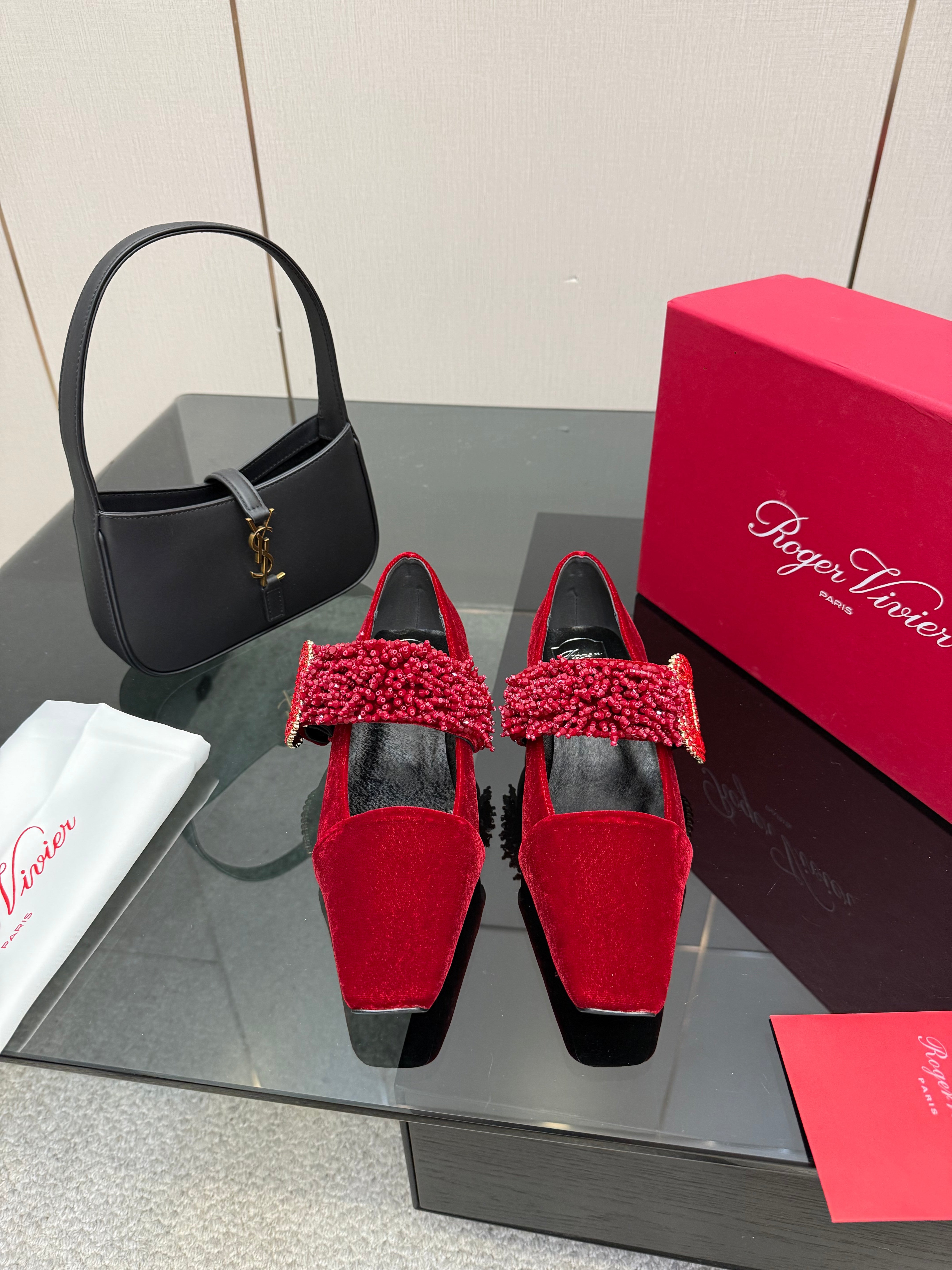 RV Belle Vivier Mary Janes Red Velvet 629887