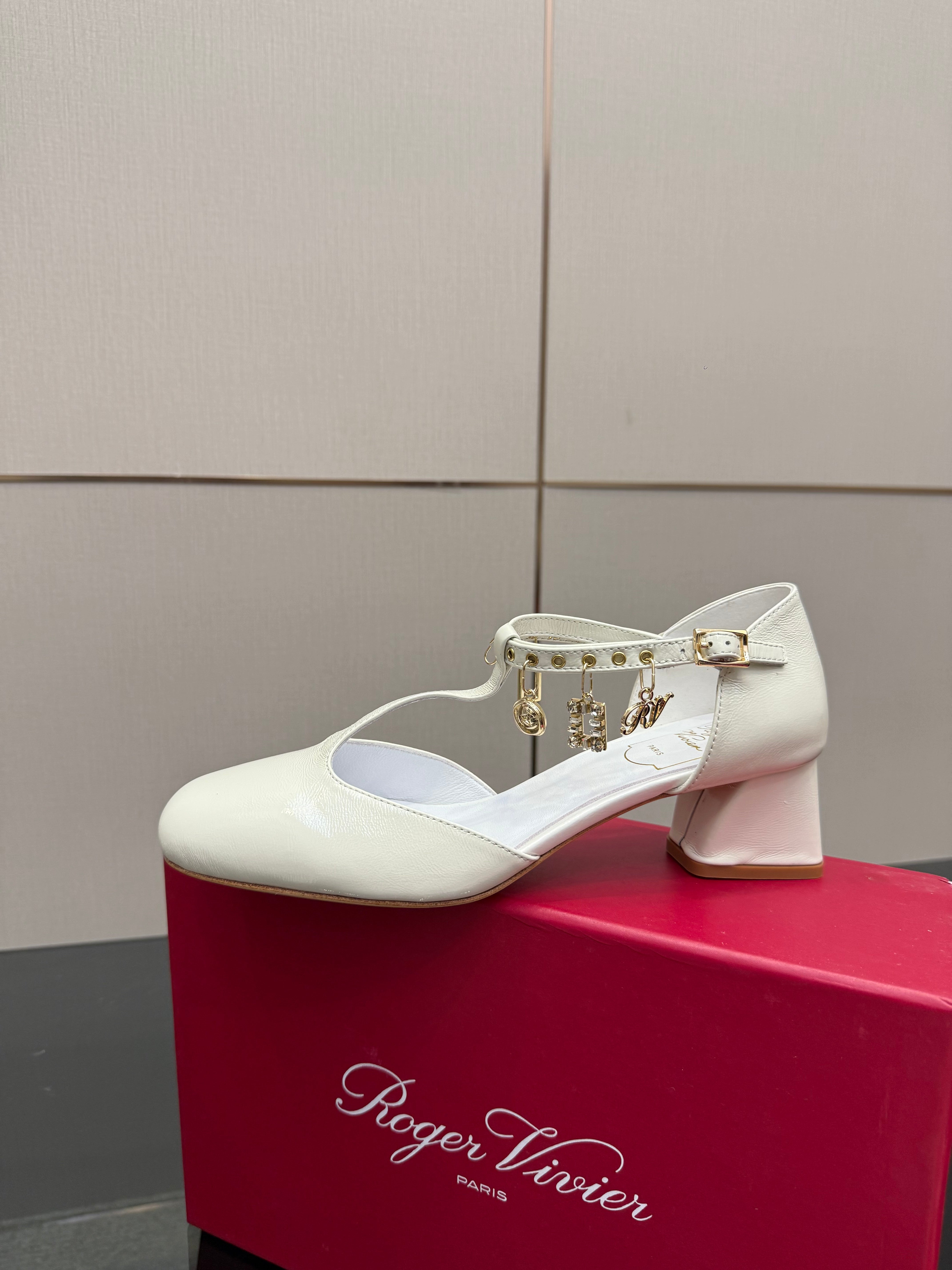 RV 26WF New T-Strap Rhinestone Strap Sandals 4.5 White Patent Leather 629894