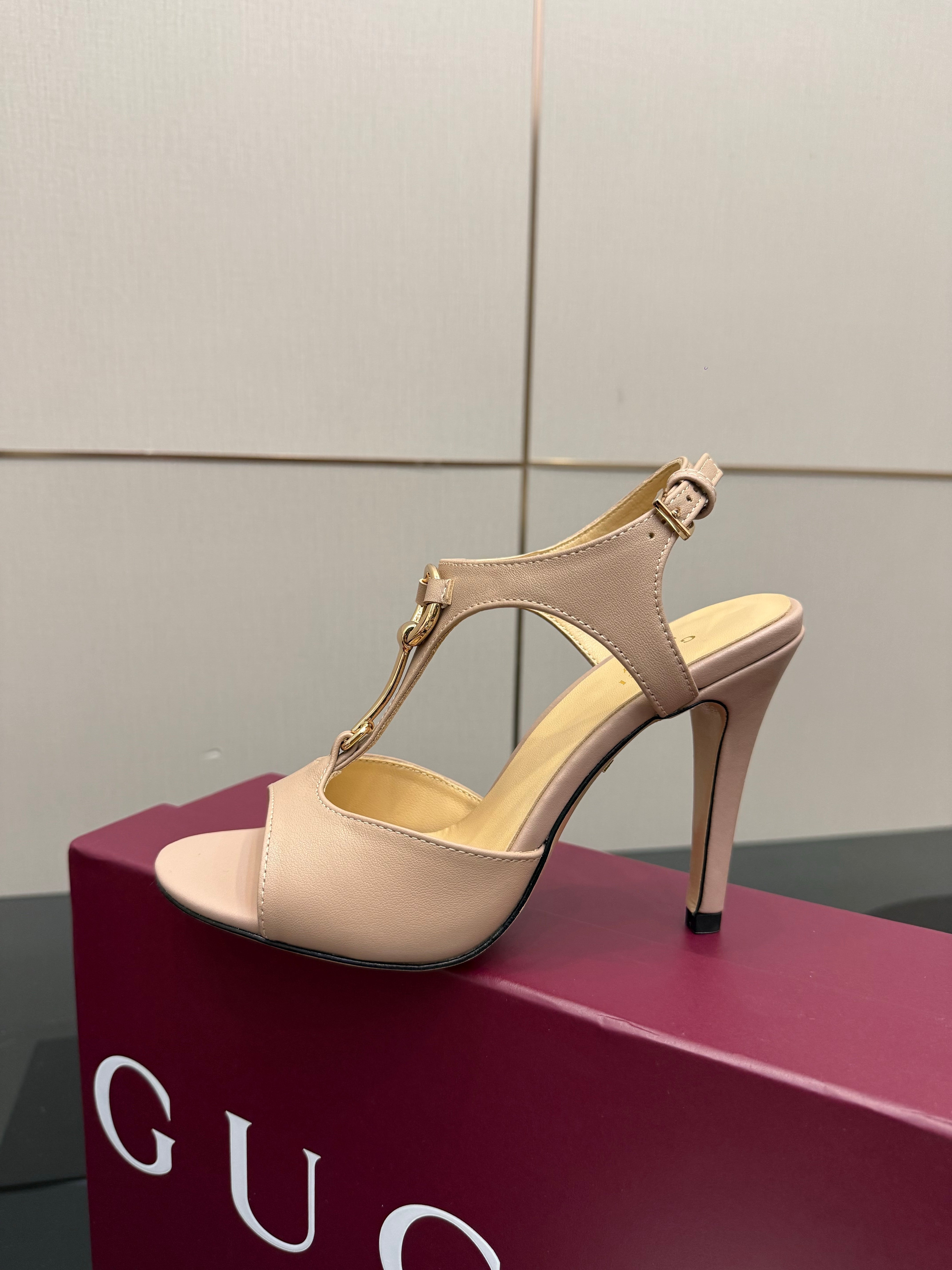GG G-Buckle High-Heeled Sandals 10.5cm Beige Cowhide 725306