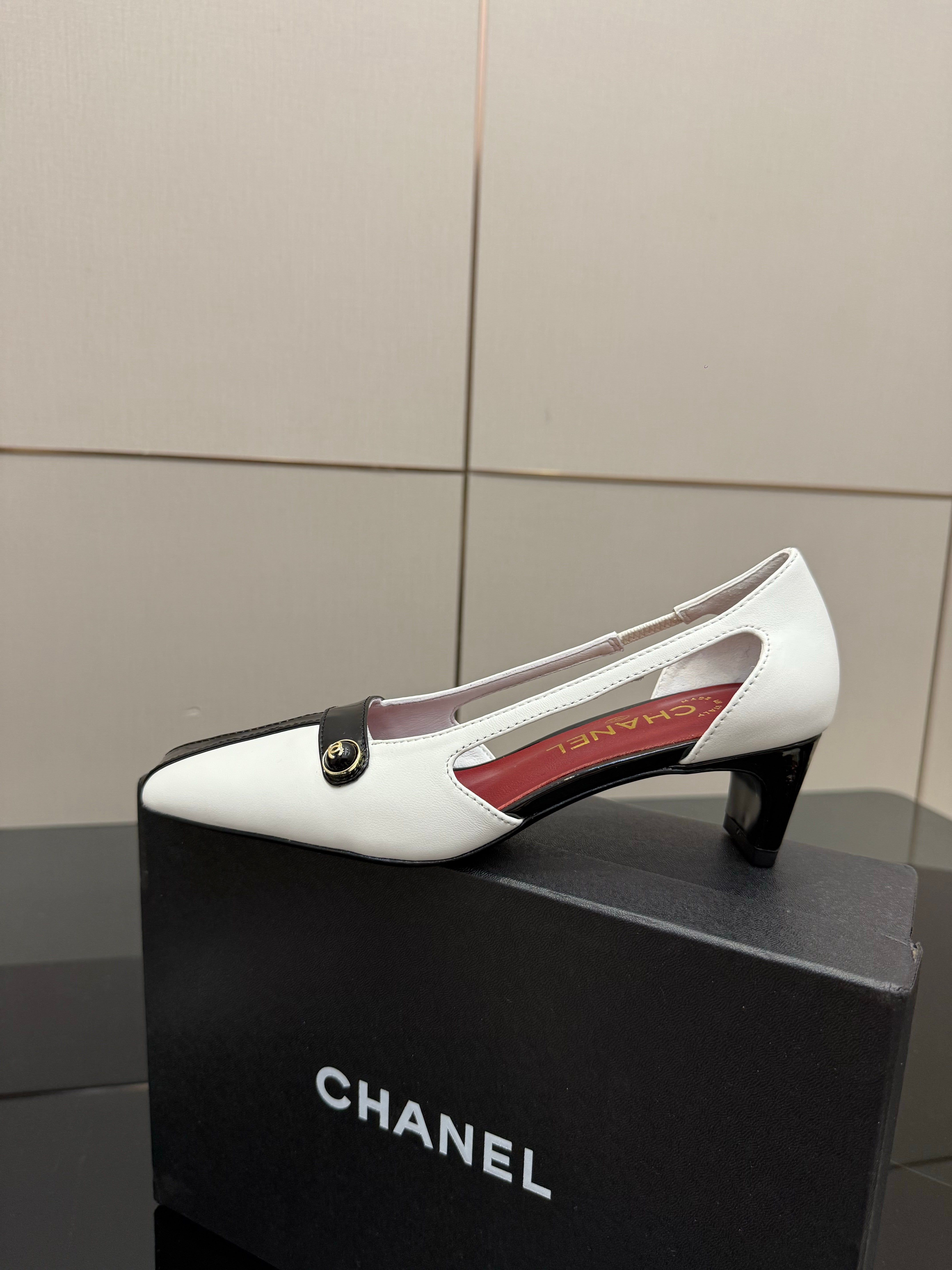 CC 26P Slingback 5cm White Black Lambskin Patent Leather 791606