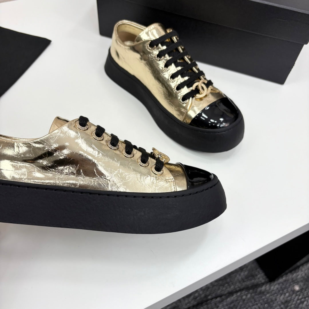 CC25 Lace-up Sneakers Gold Metallic Cowhide And Black Patent Leather 352500