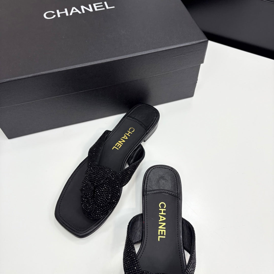 CC 25 Camellia Thong Sandals Black Stone Grain And Sheepskin 368834