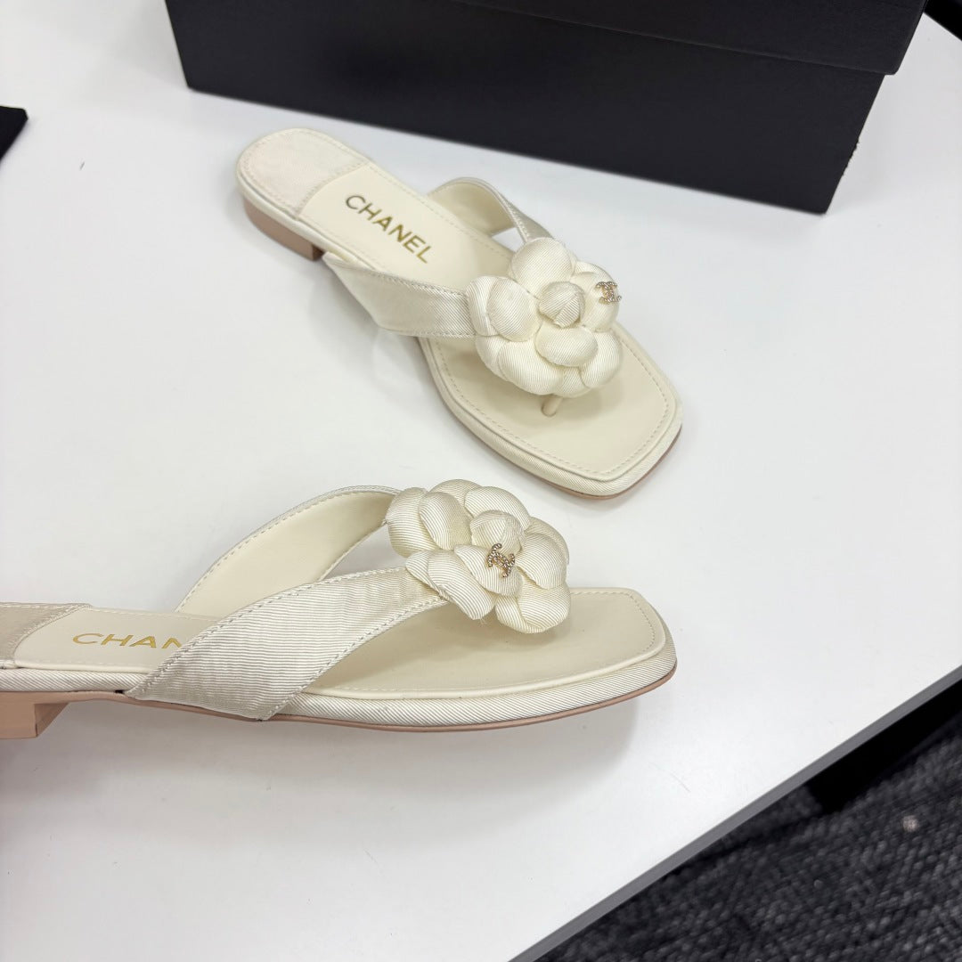 CC 25 Camellia Thong Sandals Ivory Sheepskin And Fabric 368836