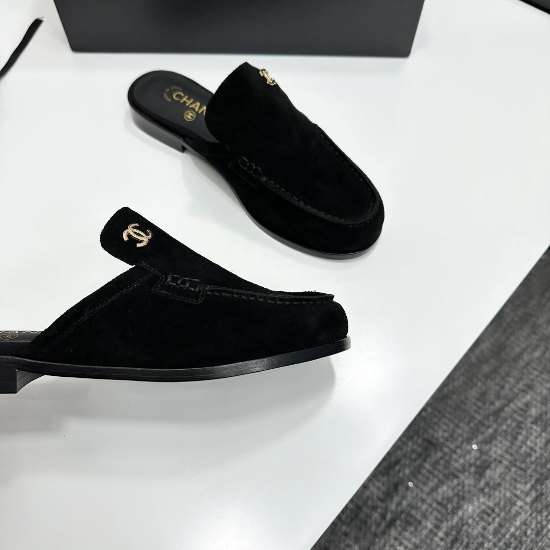 CC SS 2026 Pre Loafer Sandal Black Suede 630502