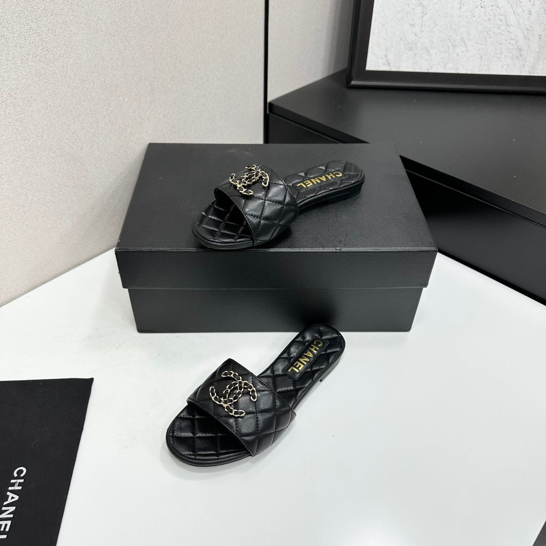 Chanel 26s Sandals In Black Quilted Leather