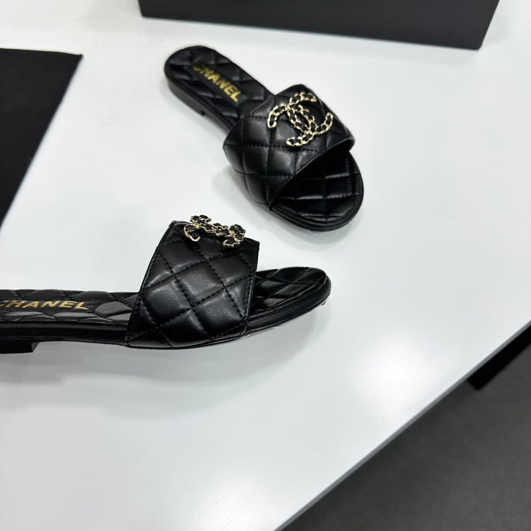 Chanel 26s Sandals In Black Quilted Leather